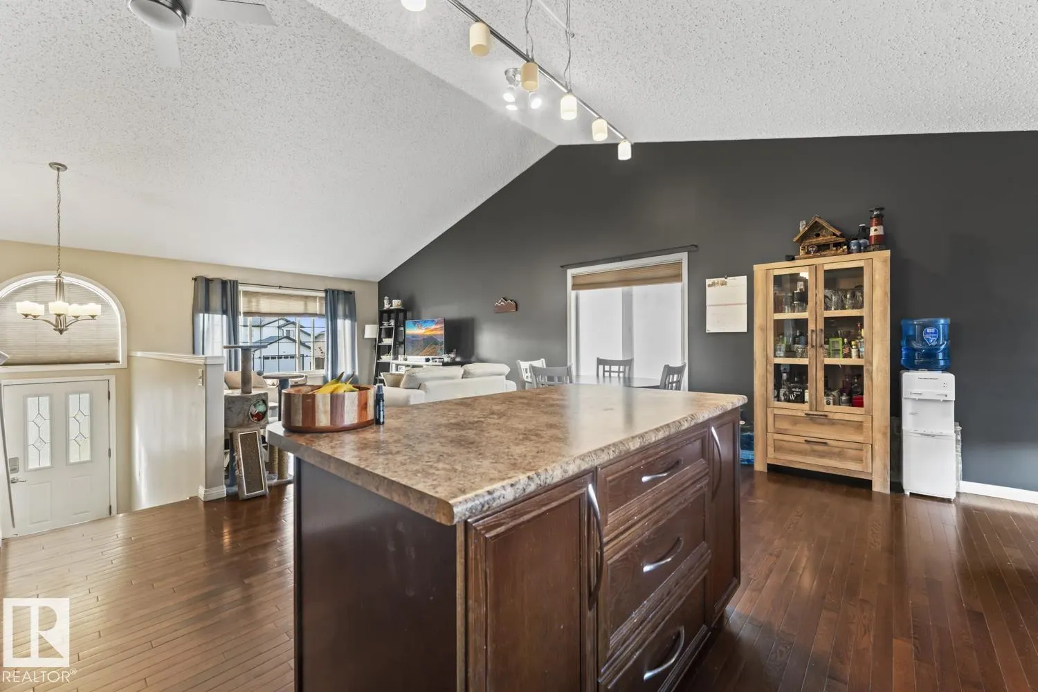 708 GROUSE Close
