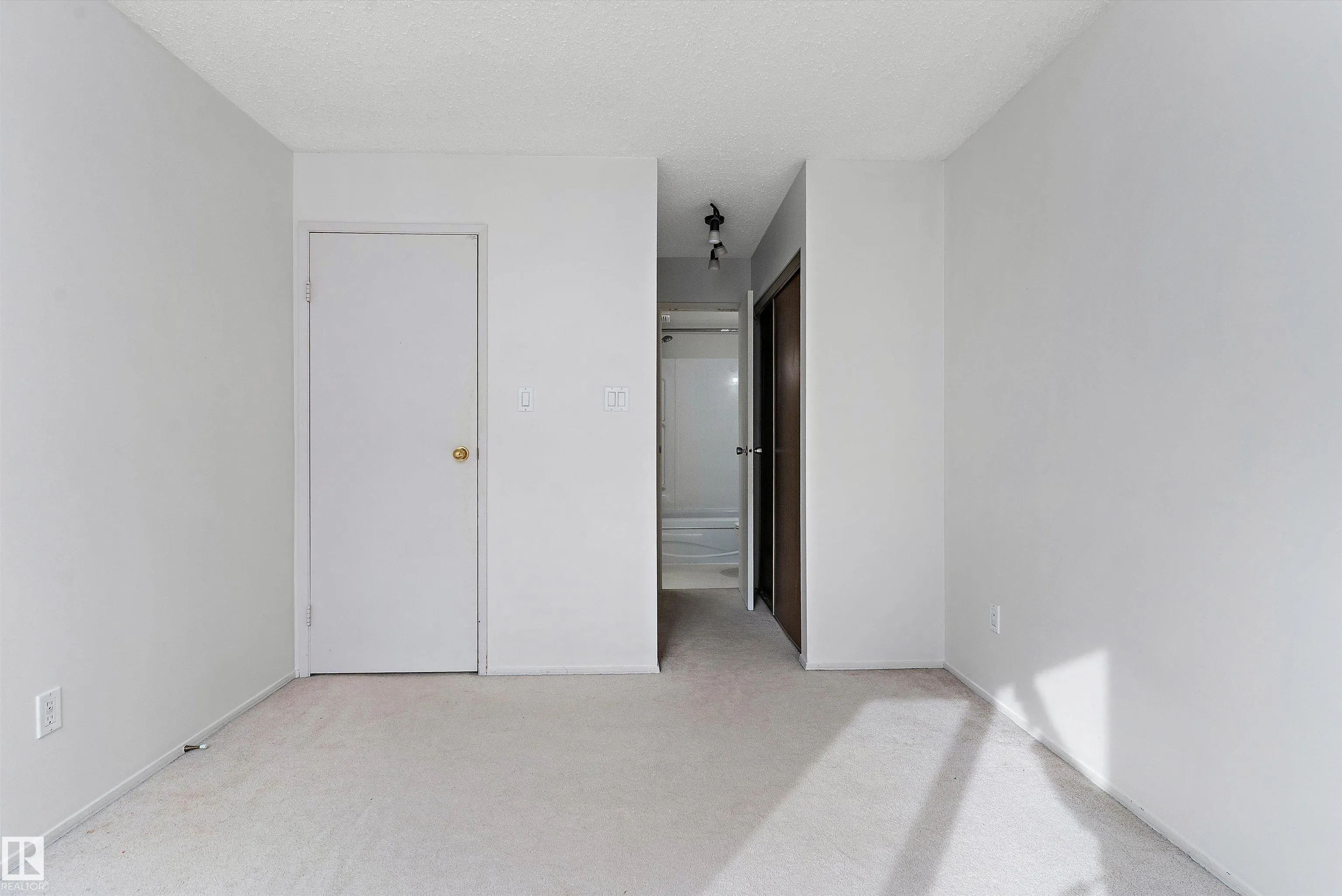 32 ALPINE Place