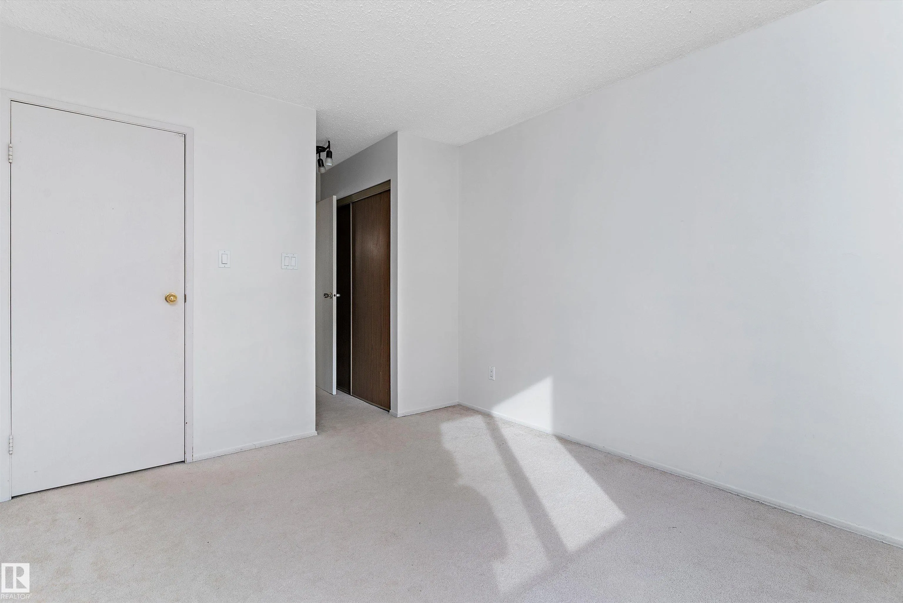 32 ALPINE Place