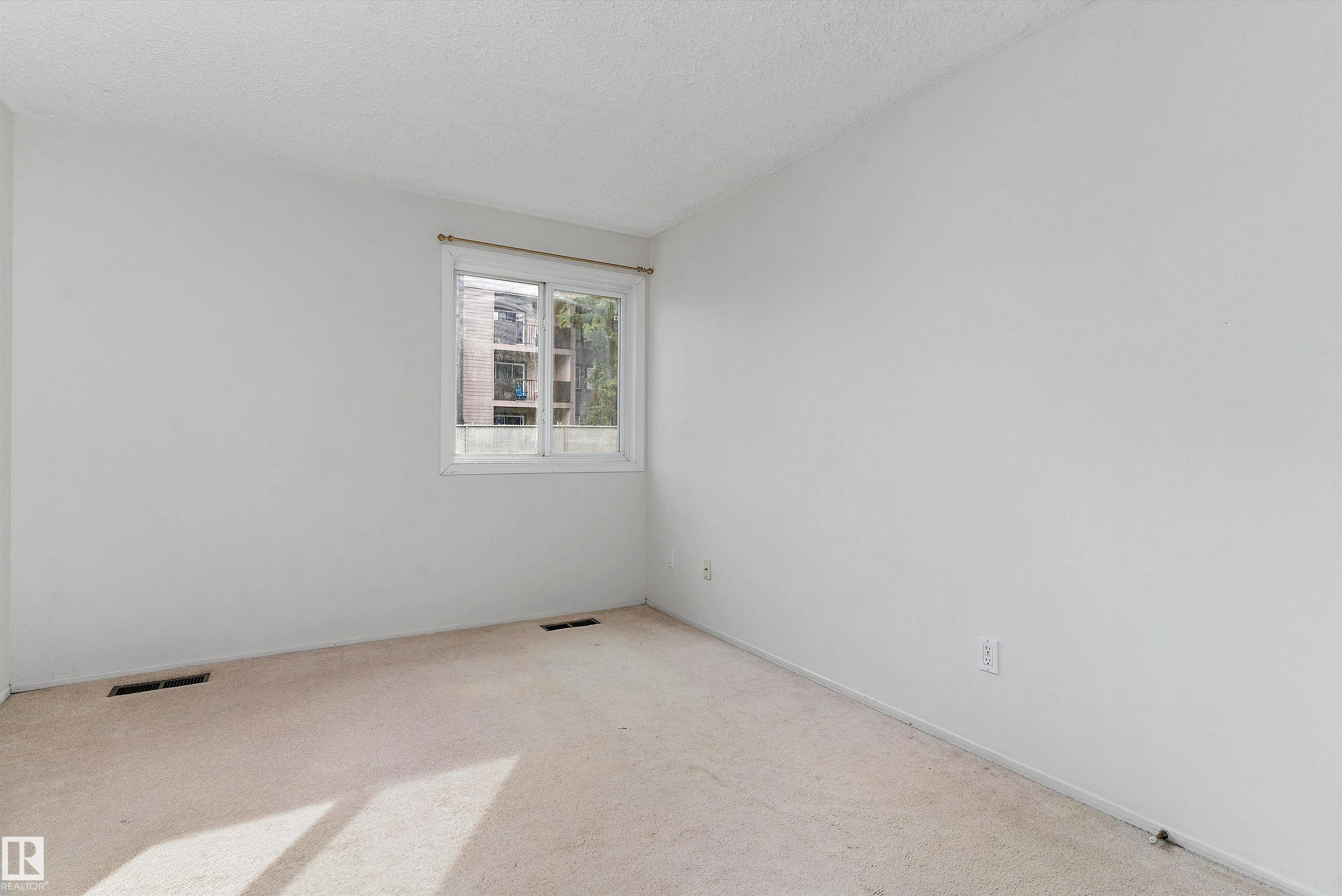 32 ALPINE Place
