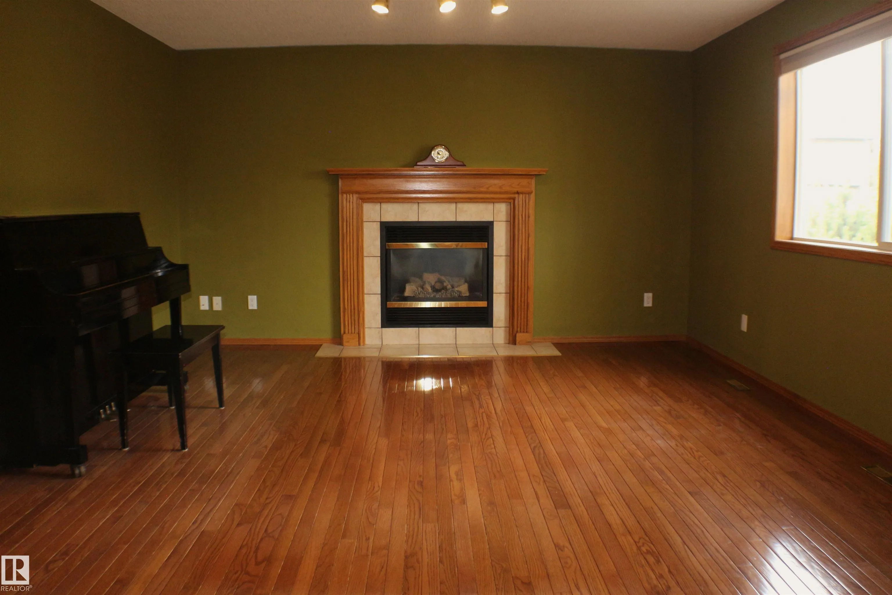 11 ESCADA Close