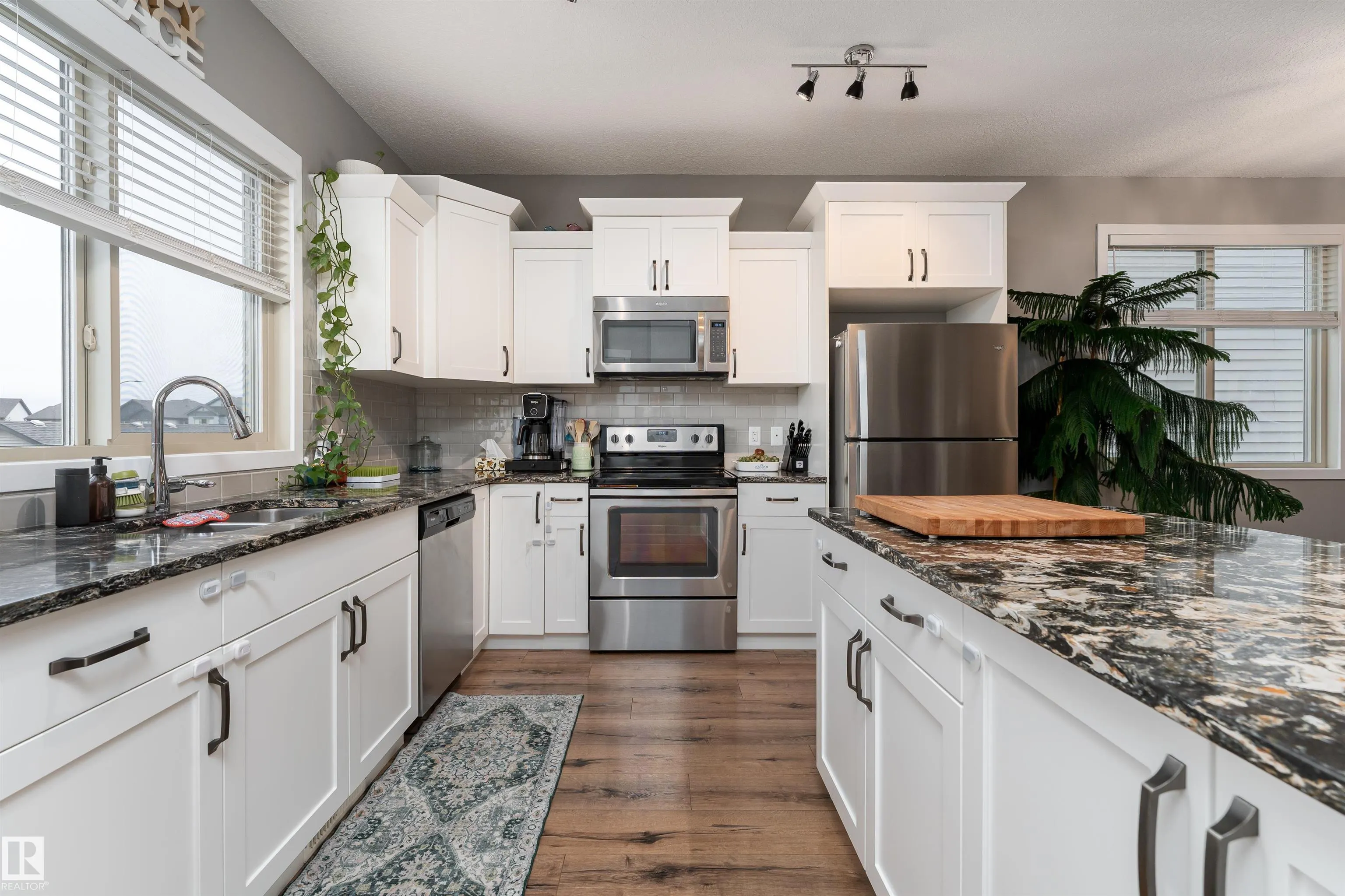 32 GREENBURY Close