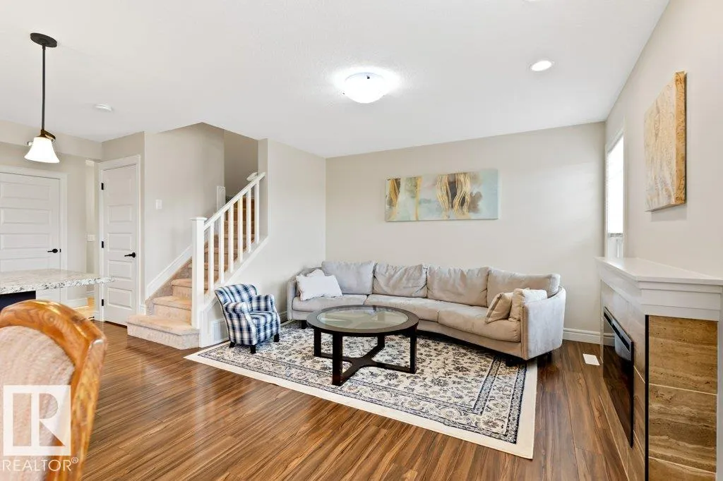 3873 ROBINS Crescent