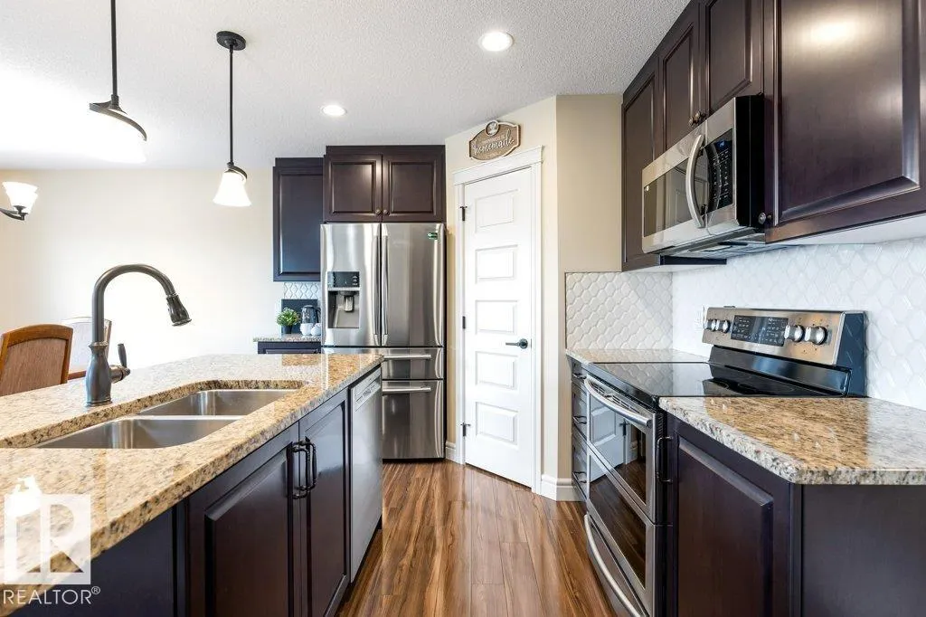 3873 ROBINS Crescent