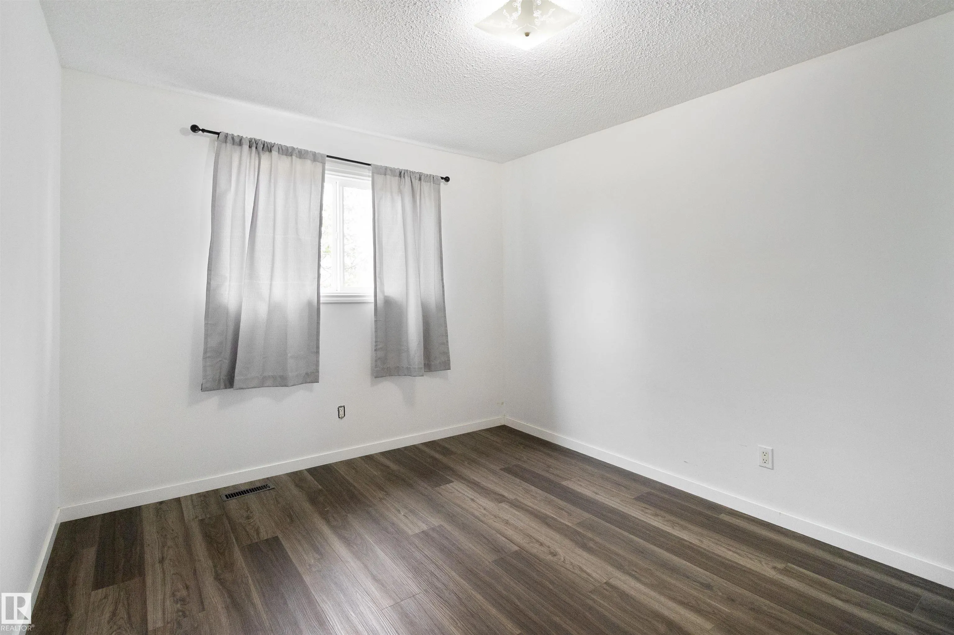 5008 56 ave