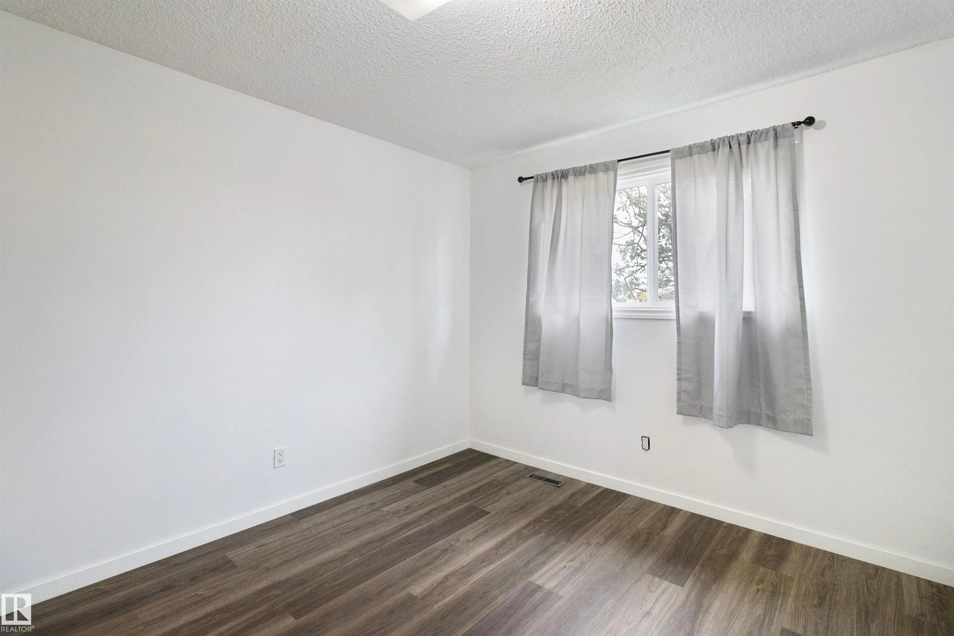 5008 56 ave
