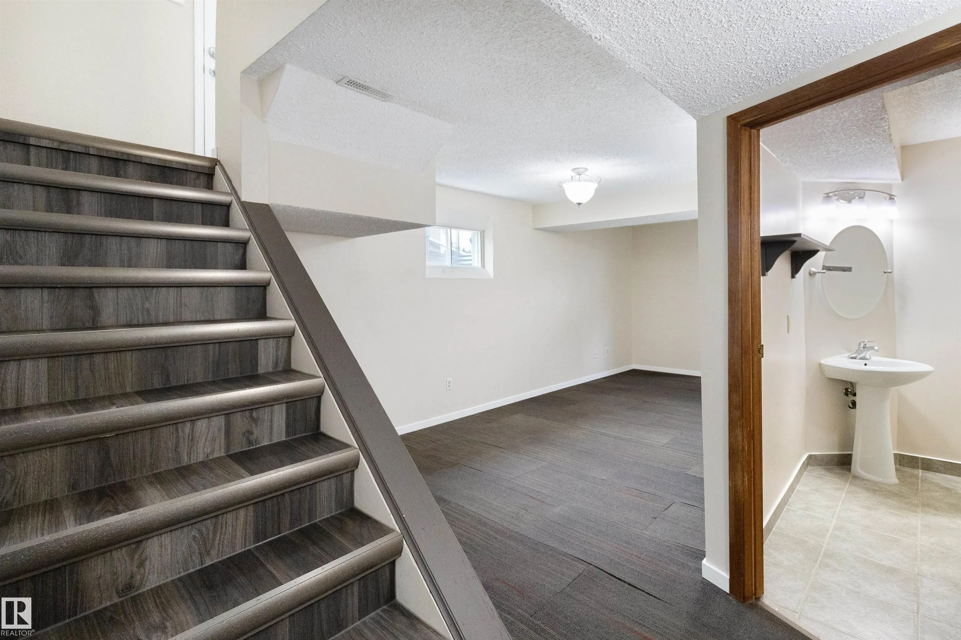 5008 56 ave