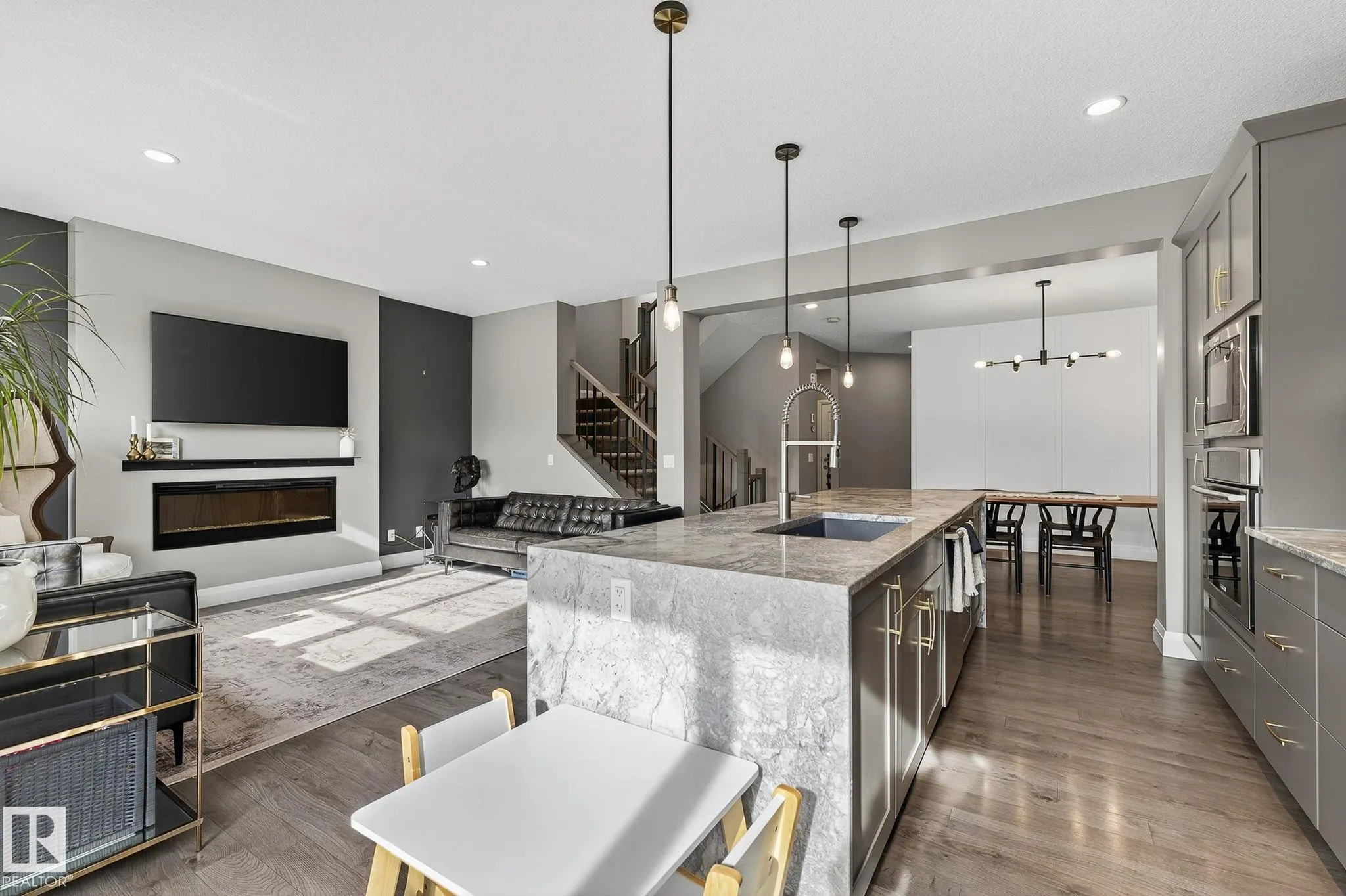 1737 DUMONT CRESCENT