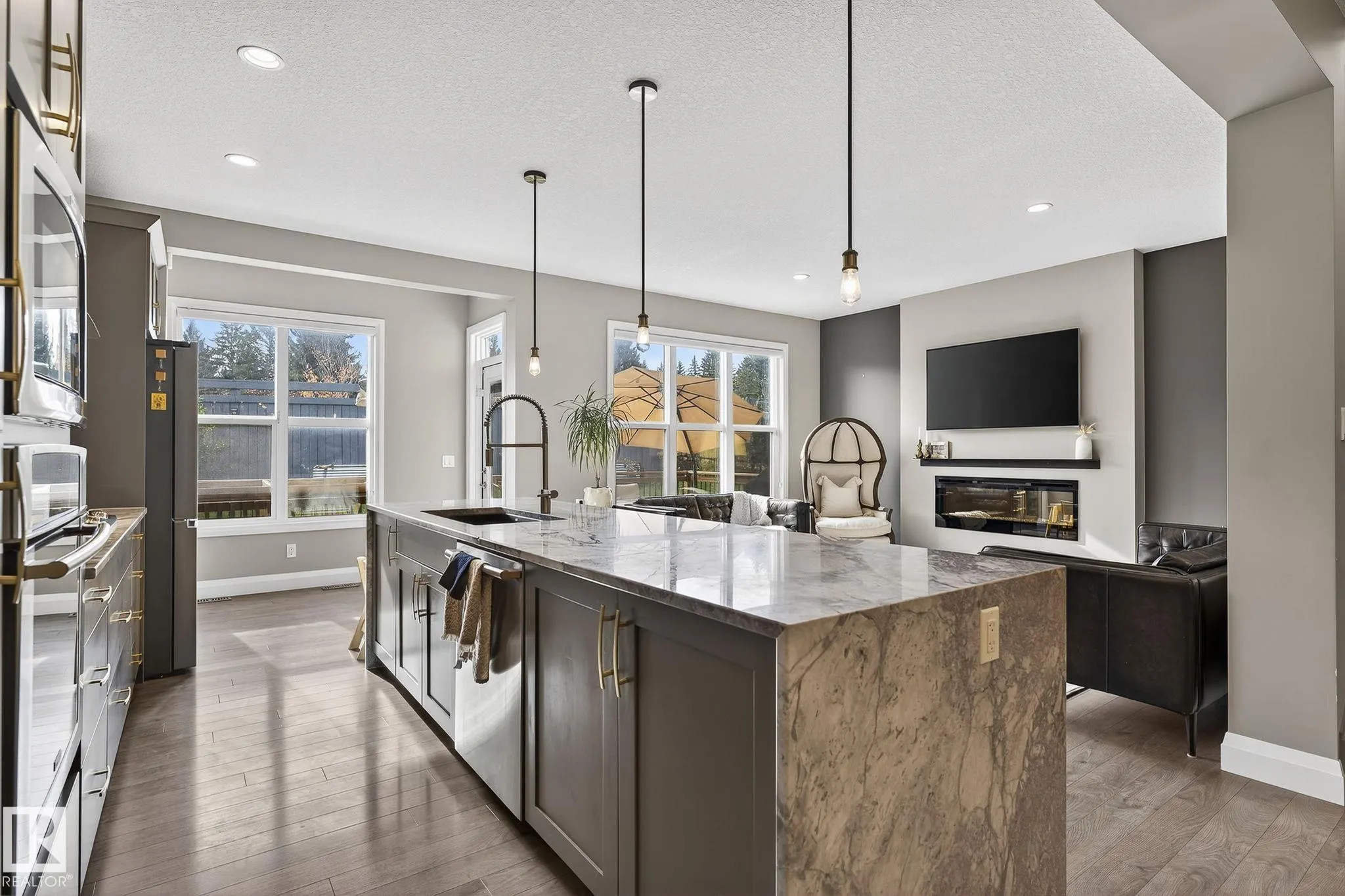 1737 DUMONT CRESCENT