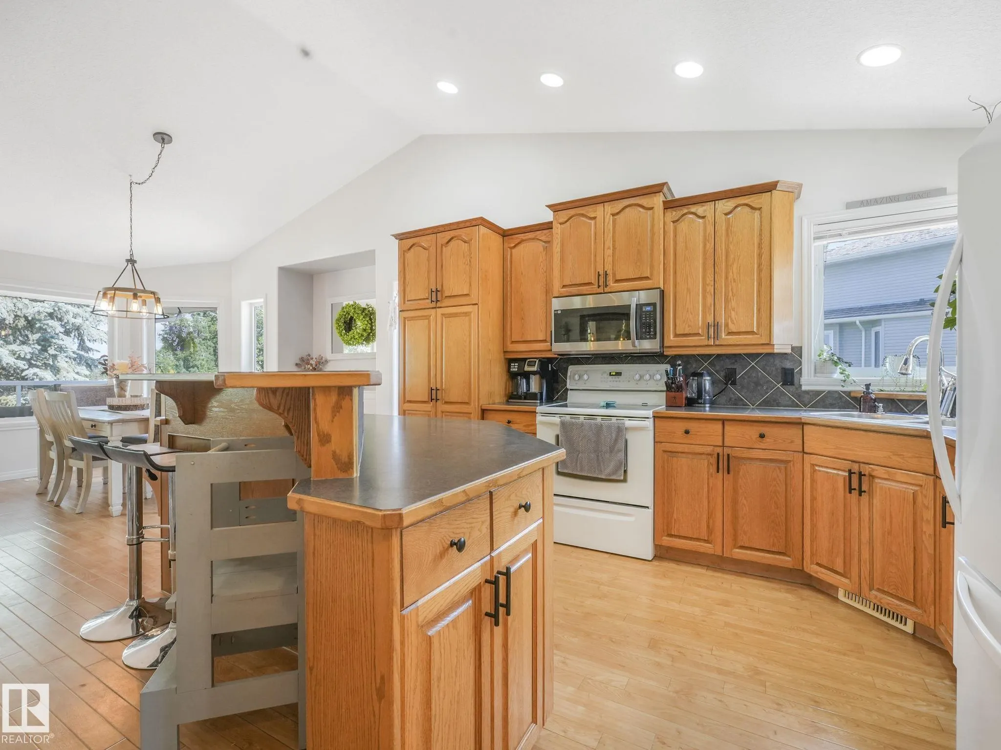 138 Pipestone Manor
