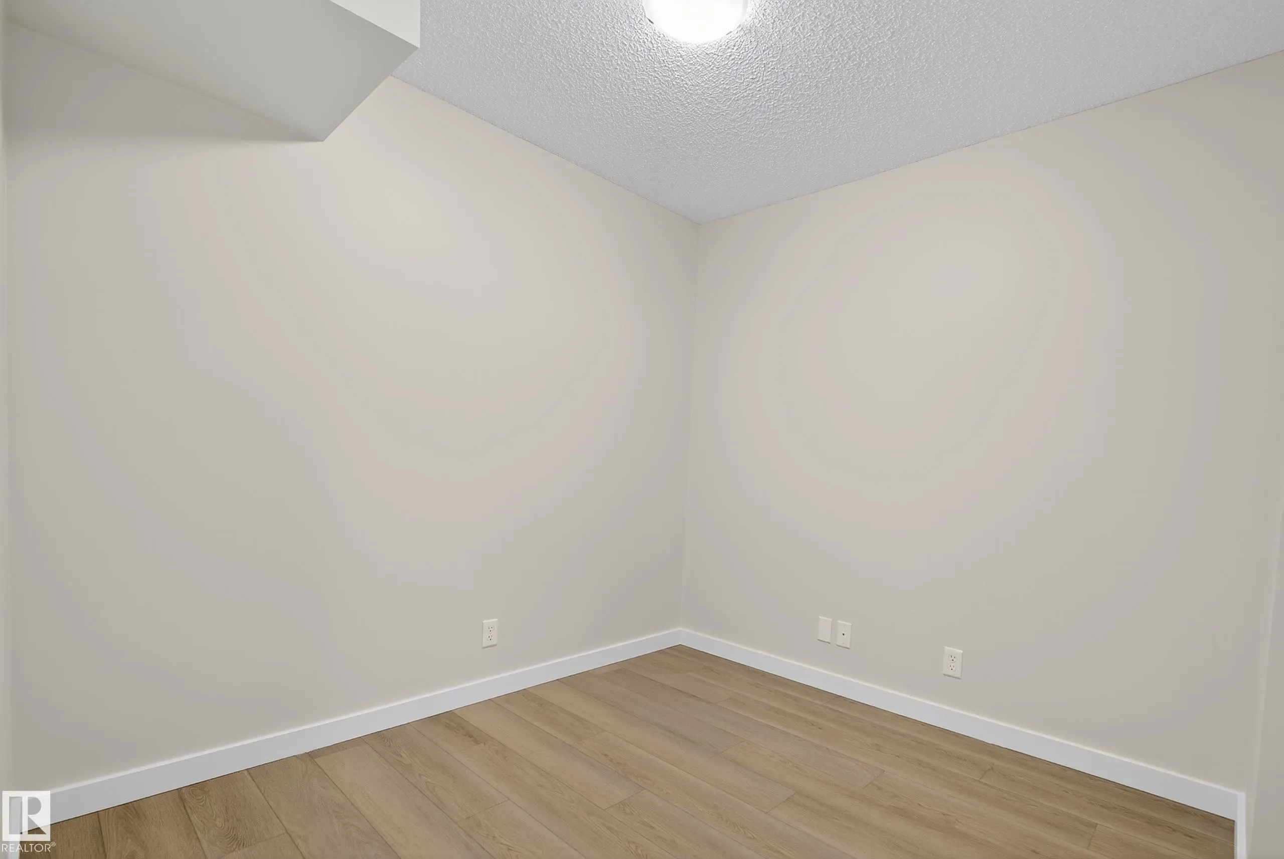 5804 MULLEN Place