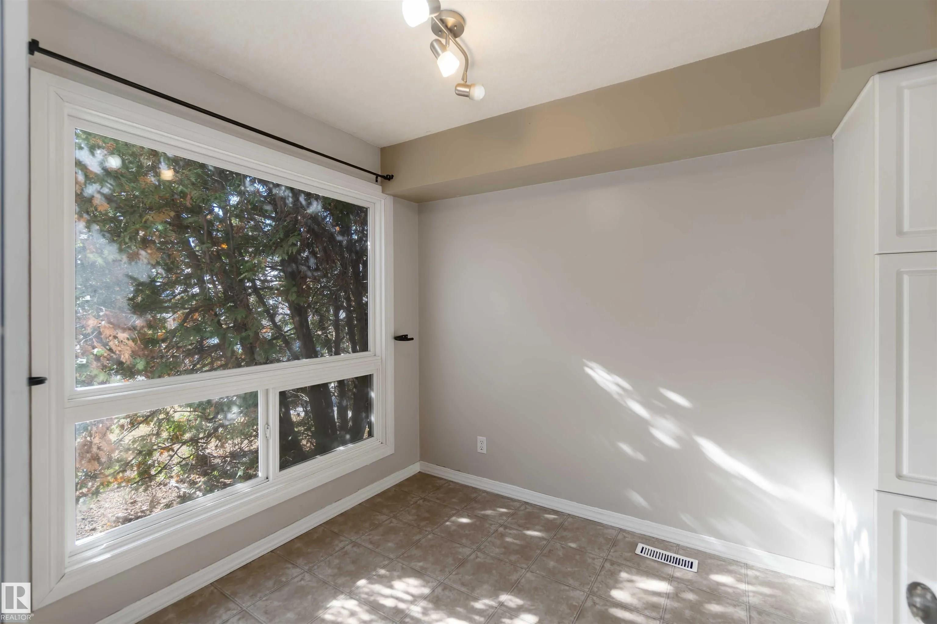 324 GRANDIN Village