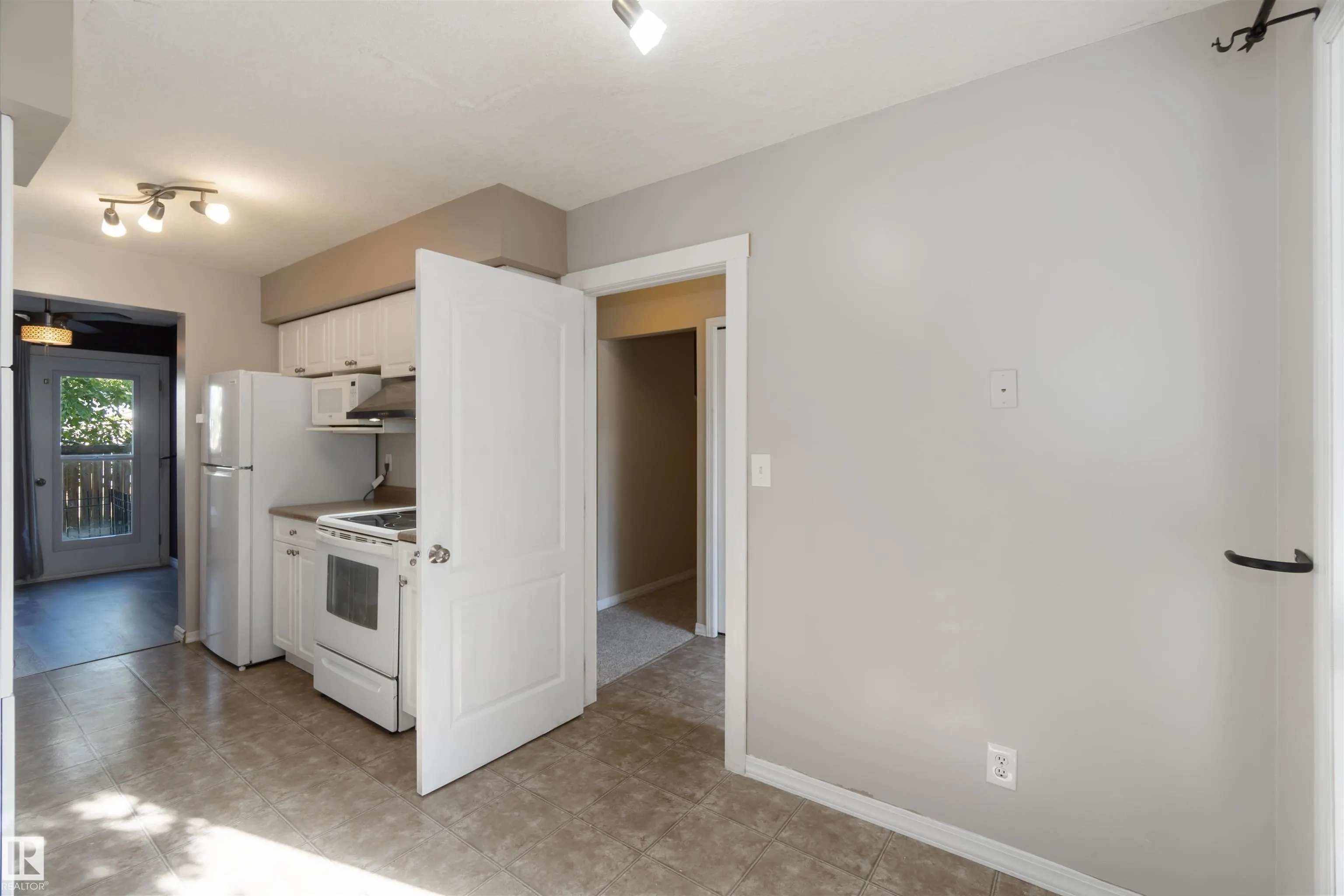 324 GRANDIN Village
