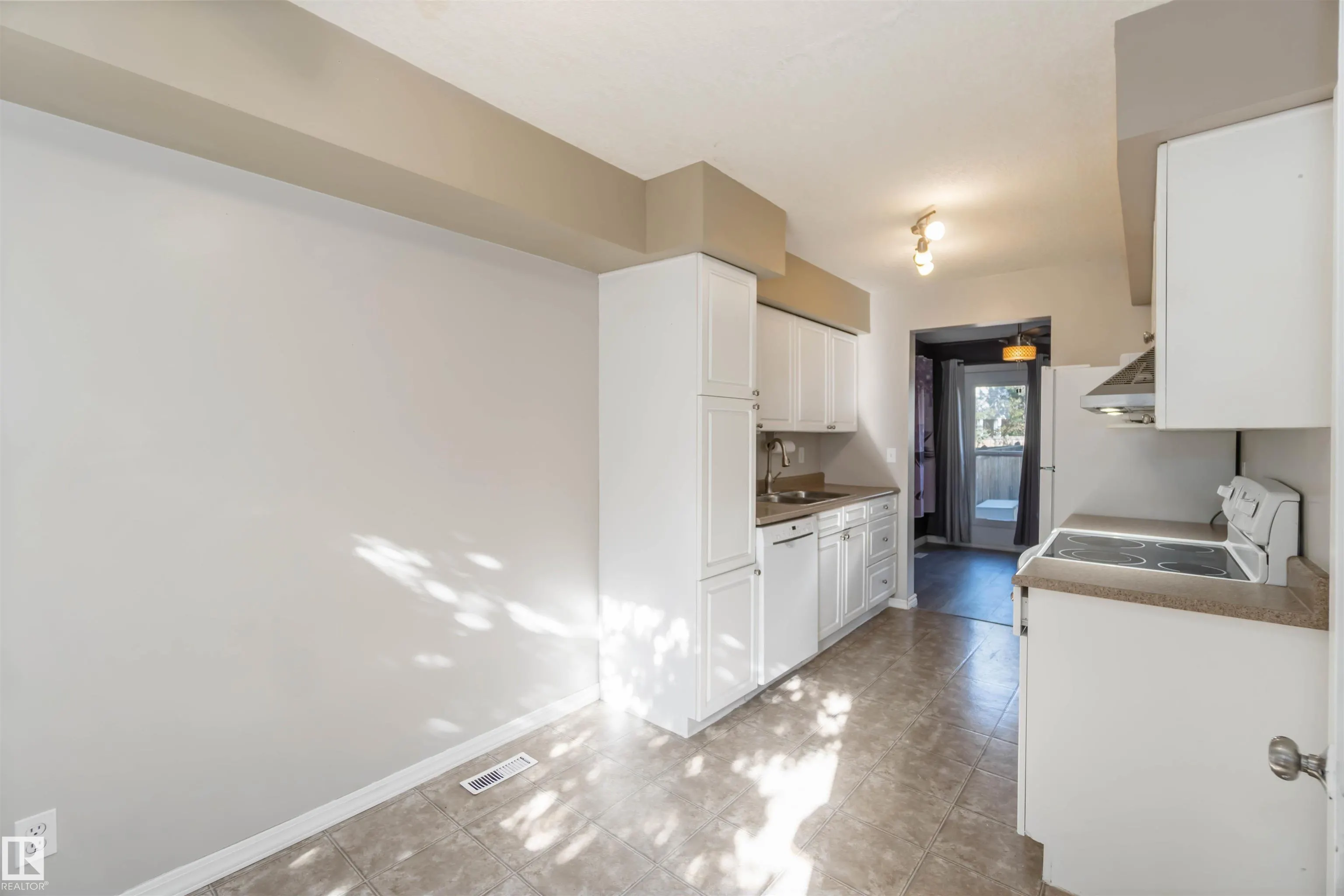 324 GRANDIN Village