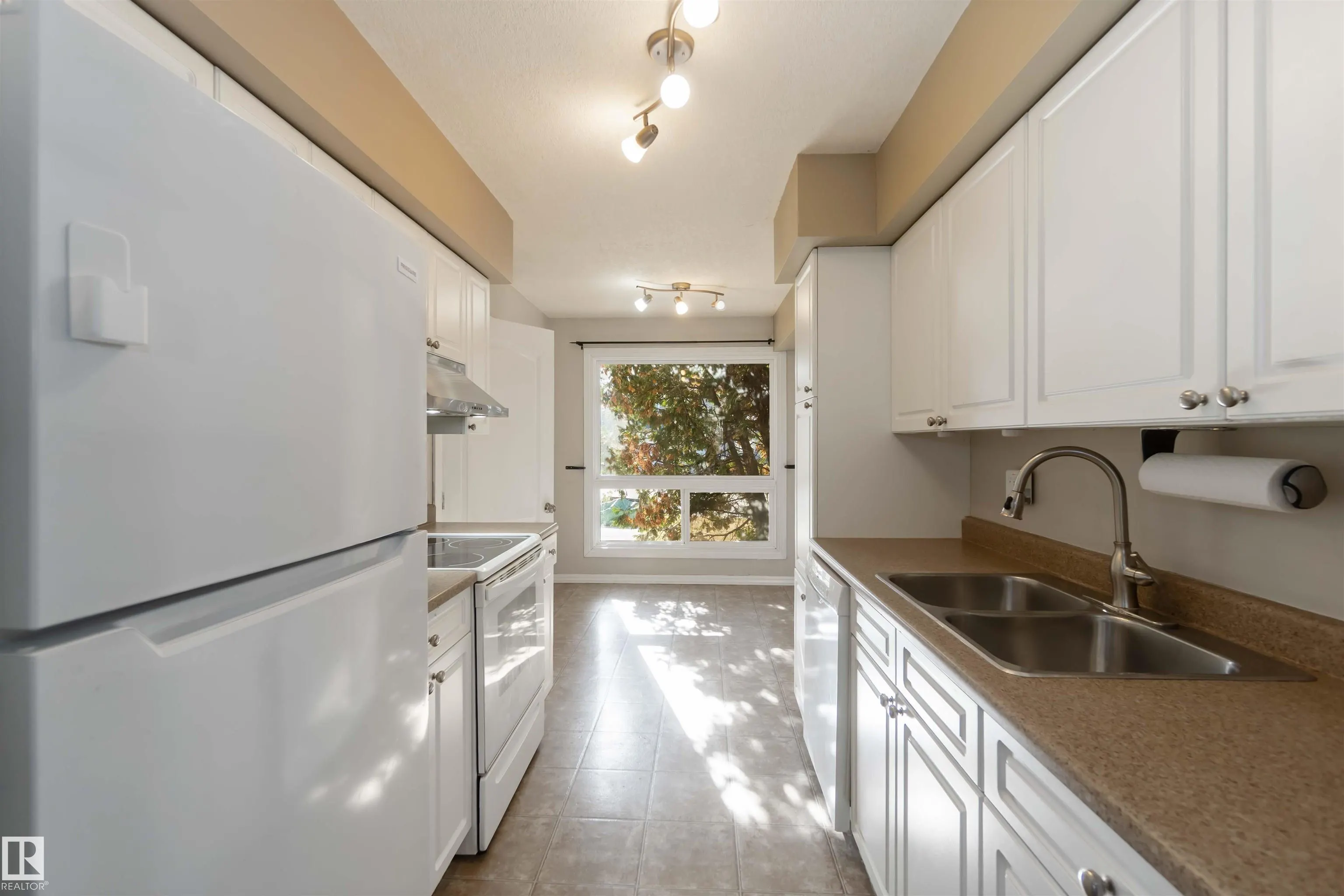 324 GRANDIN Village