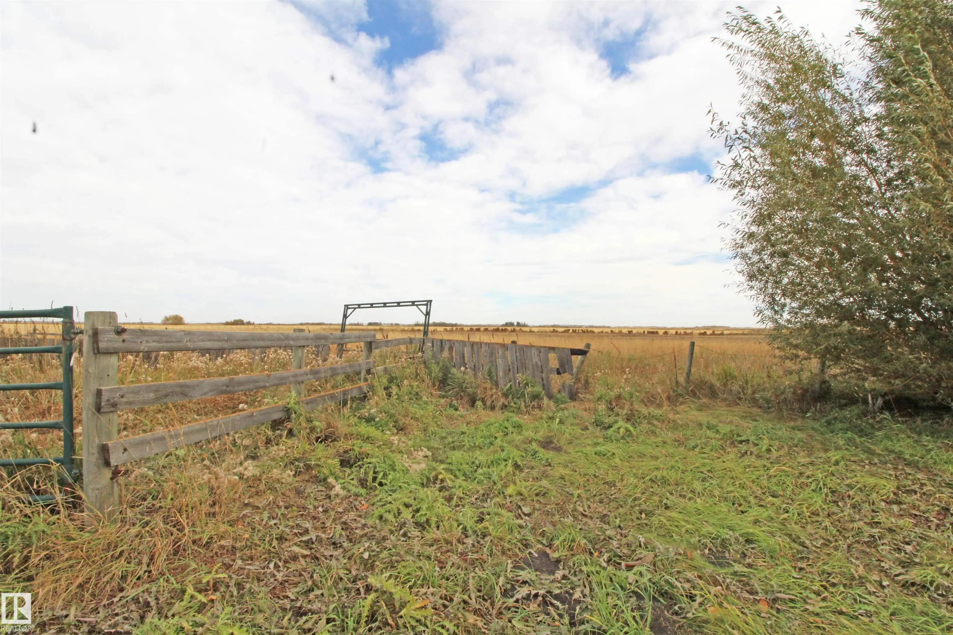 452063 RGE ROAD 242