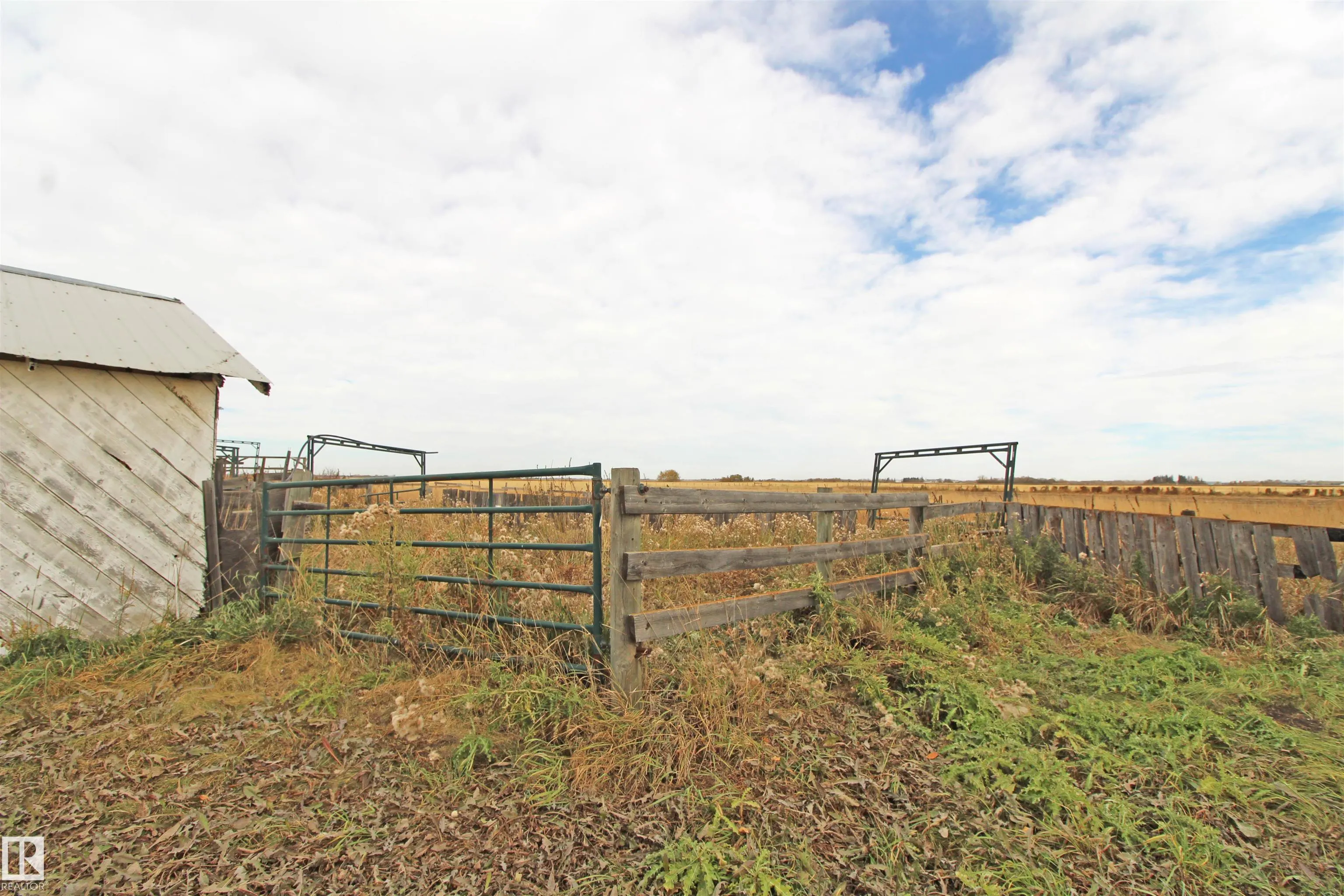 452063 RGE ROAD 242
