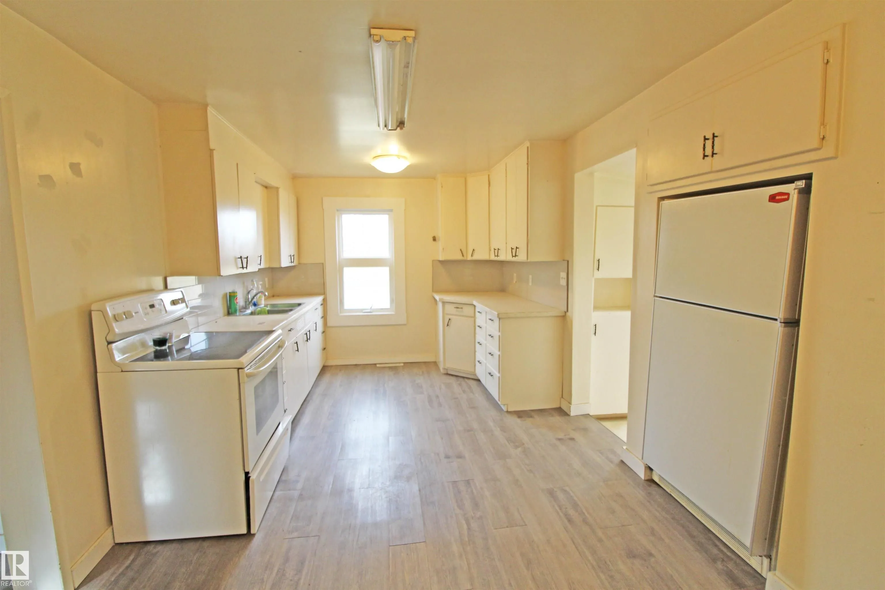 452063 RGE ROAD 242