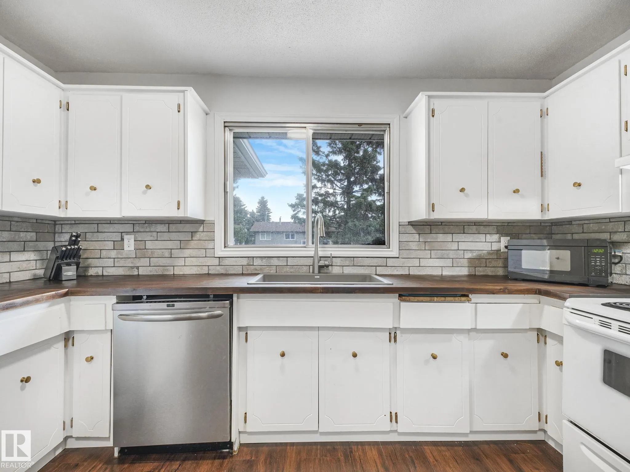 5546 CENTENNIAL Drive