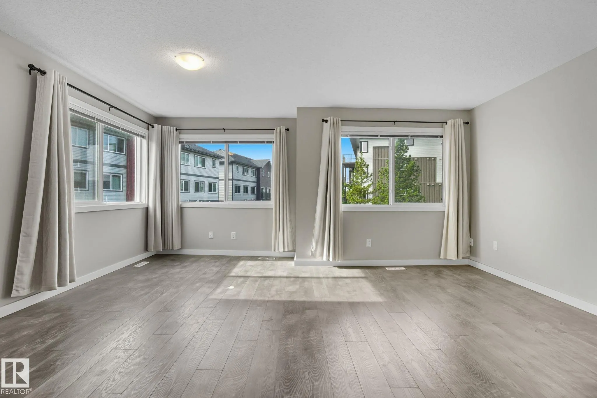 1604 33A Street