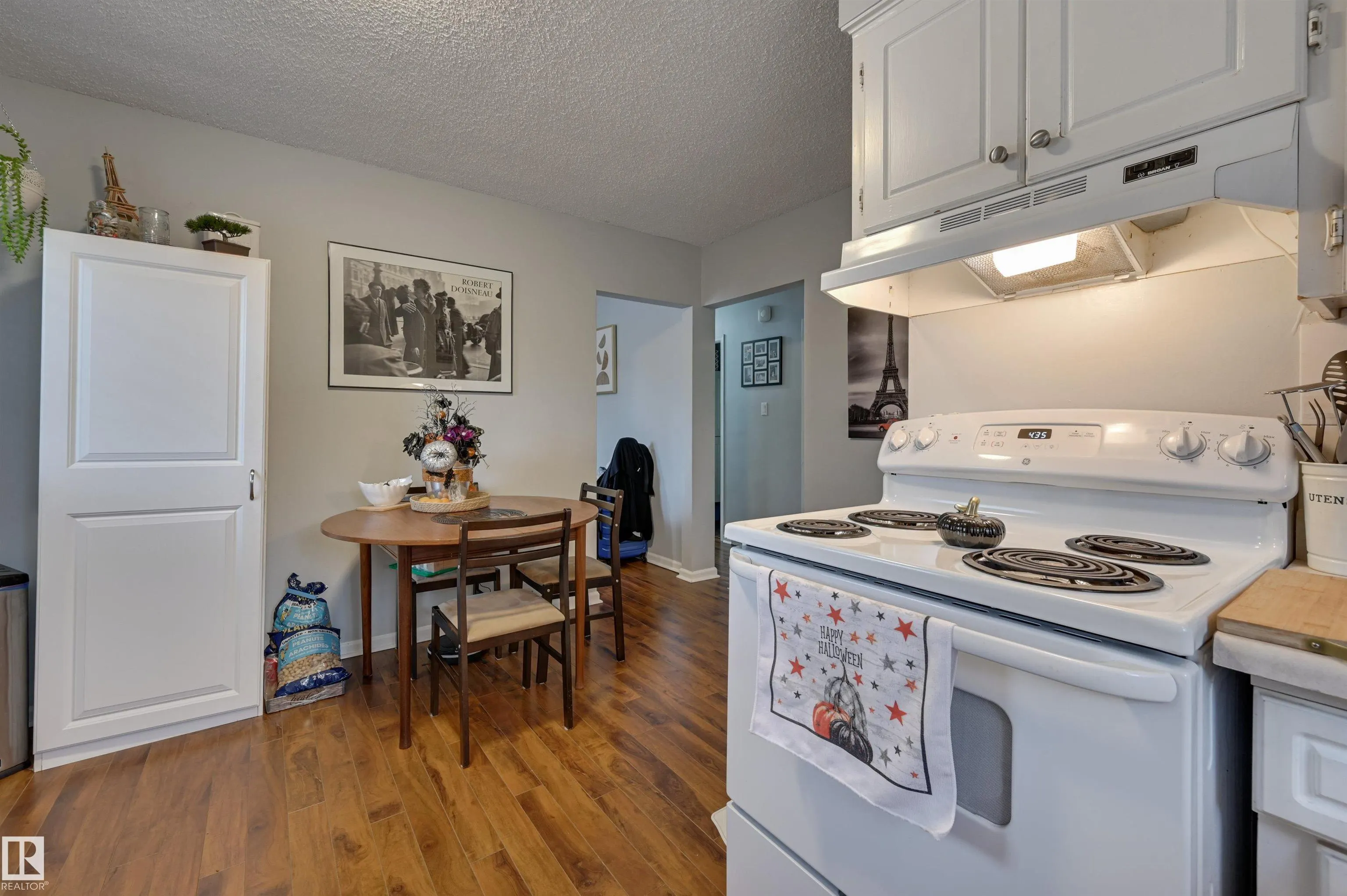 9404 9406 HOLYROOD Road