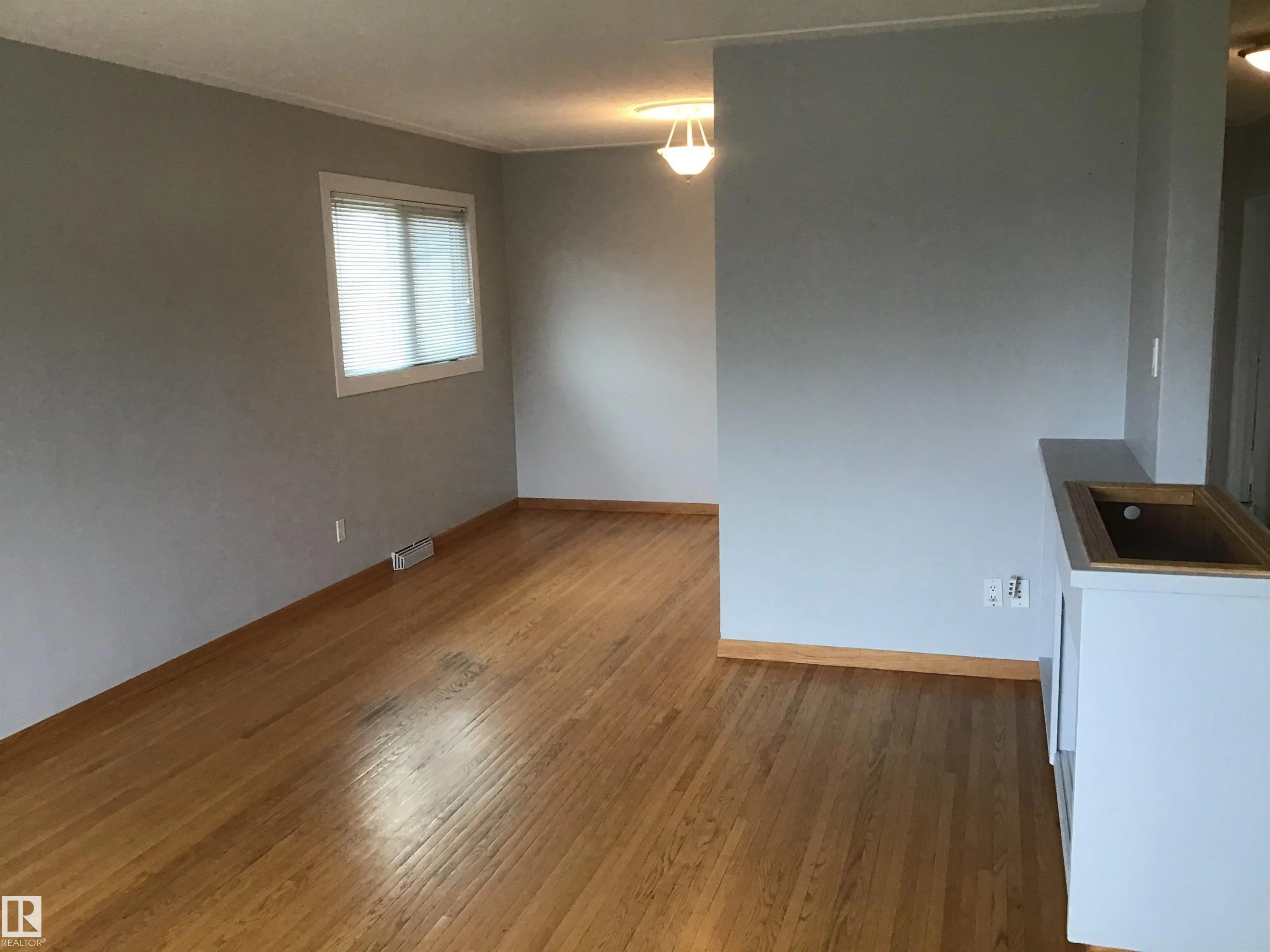 9404 9406 HOLYROOD Road