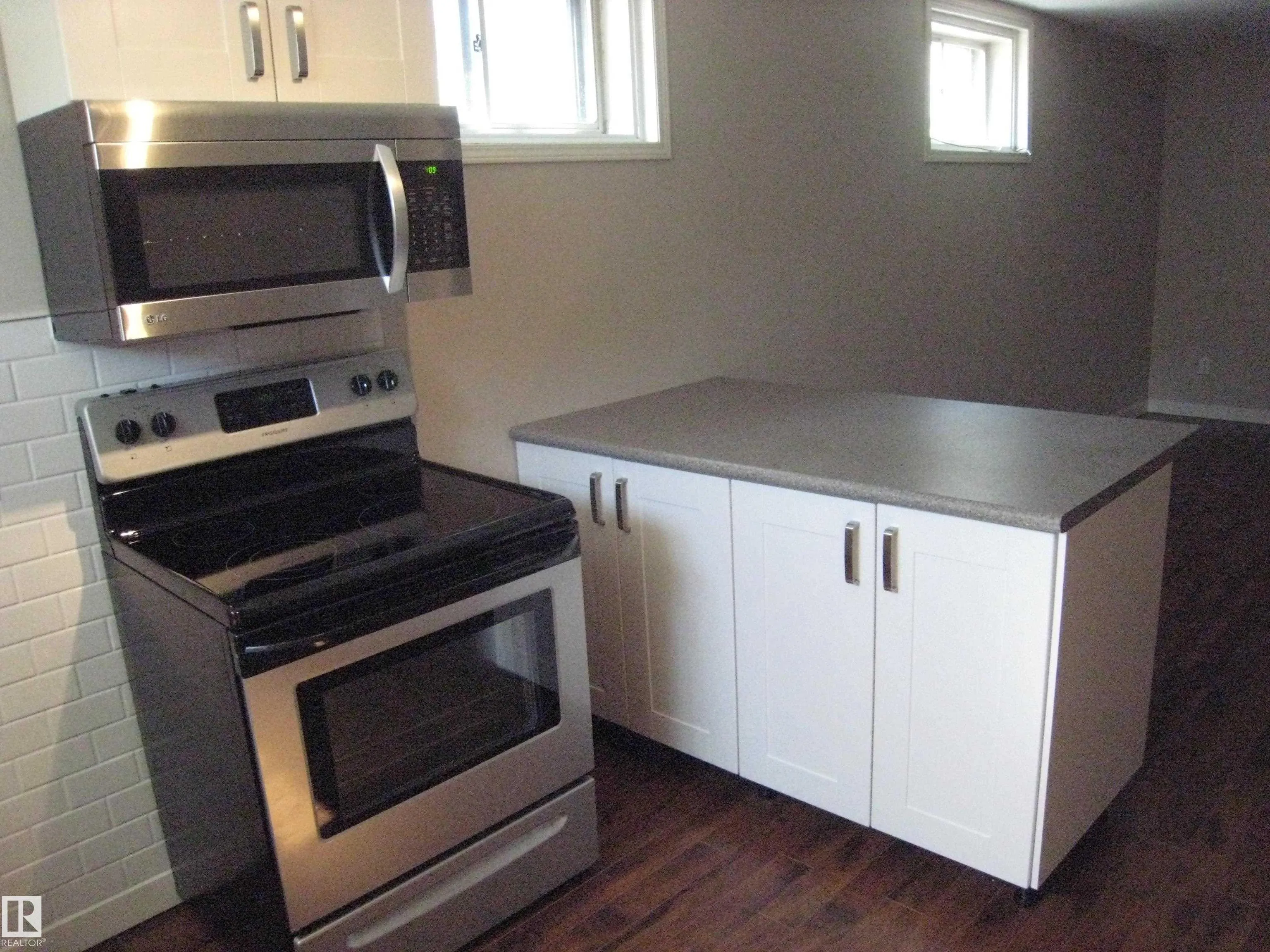 9404 9406 HOLYROOD Road