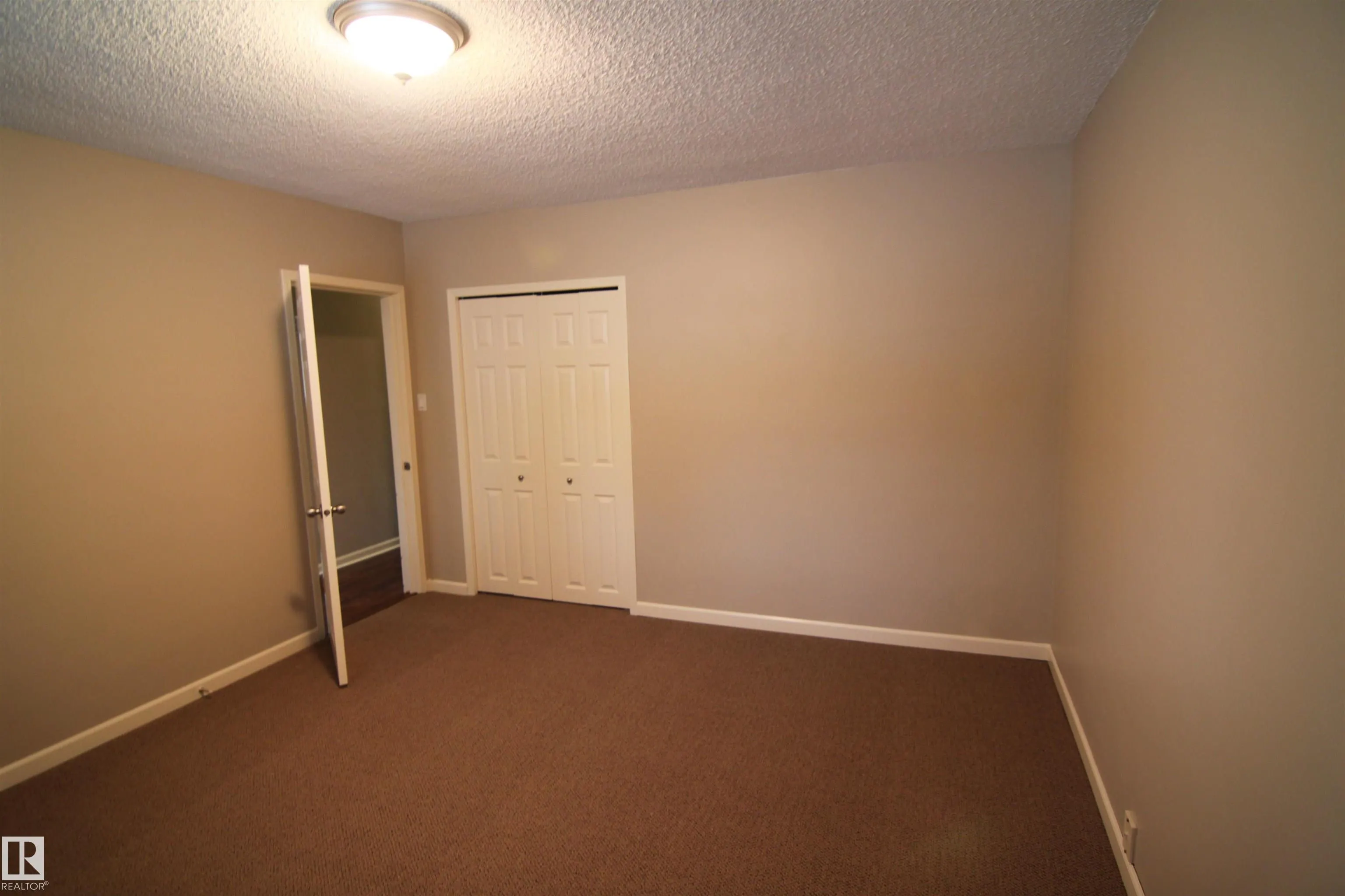 9404 9406 HOLYROOD Road