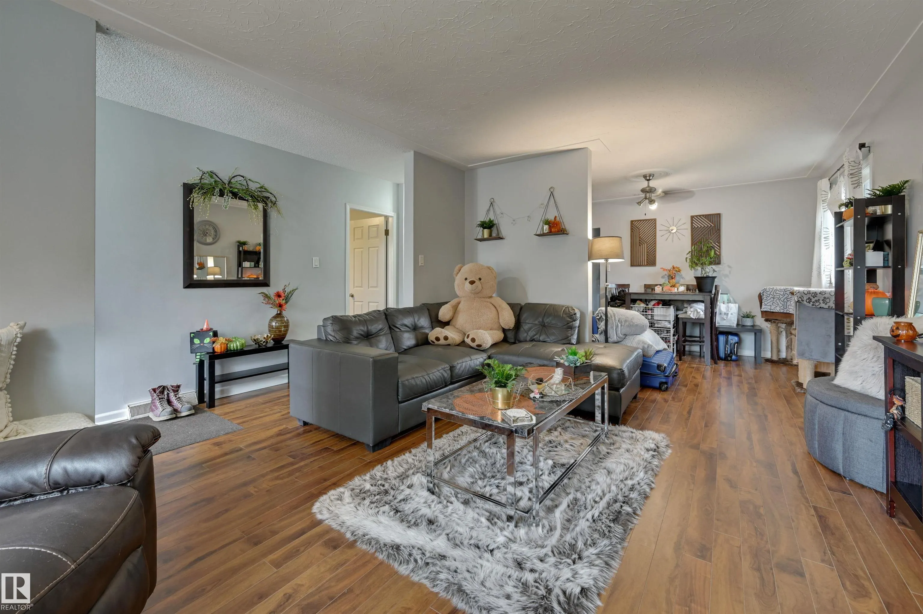 9404 9406 HOLYROOD Road