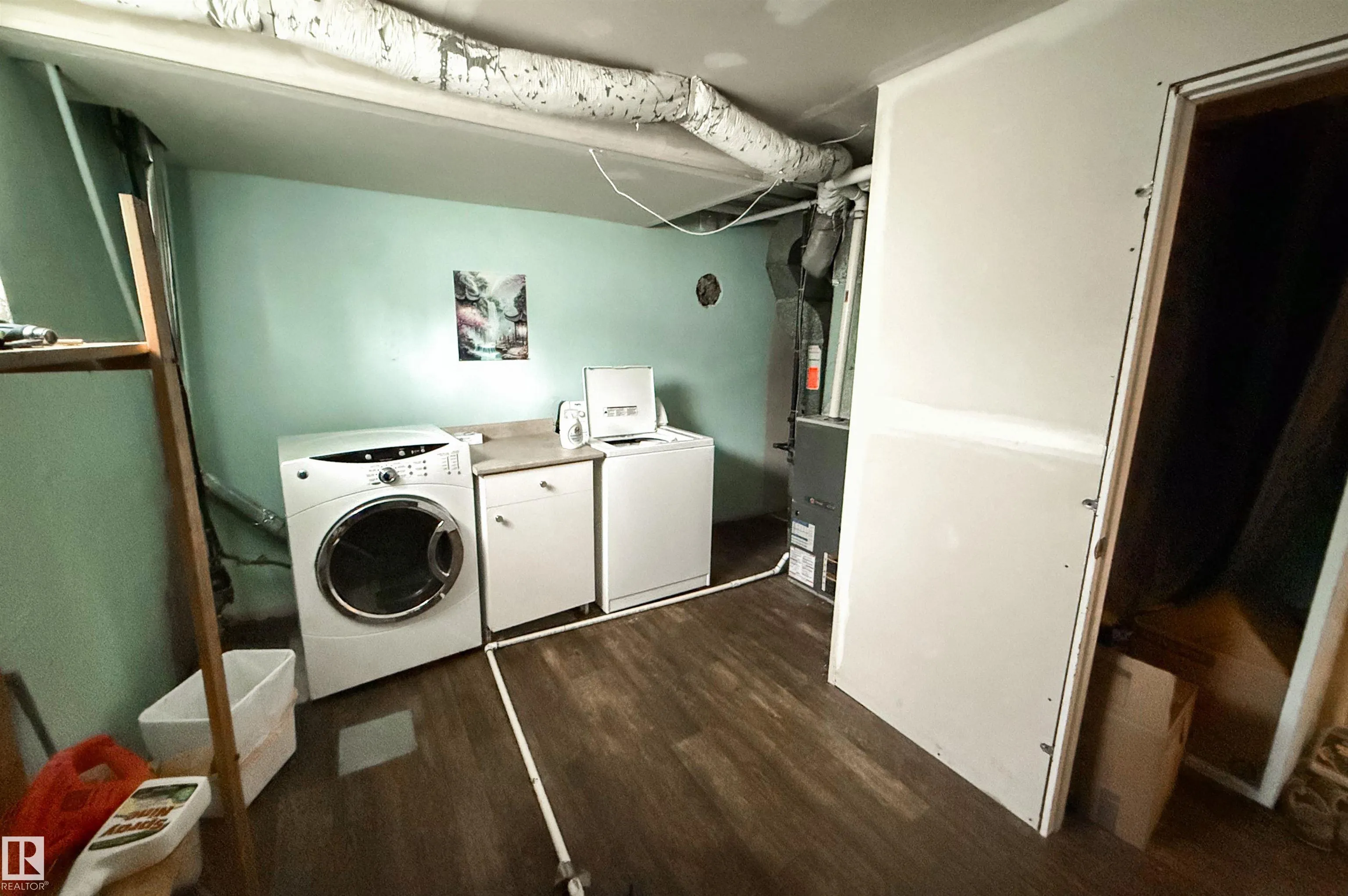 9404 9406 HOLYROOD Road