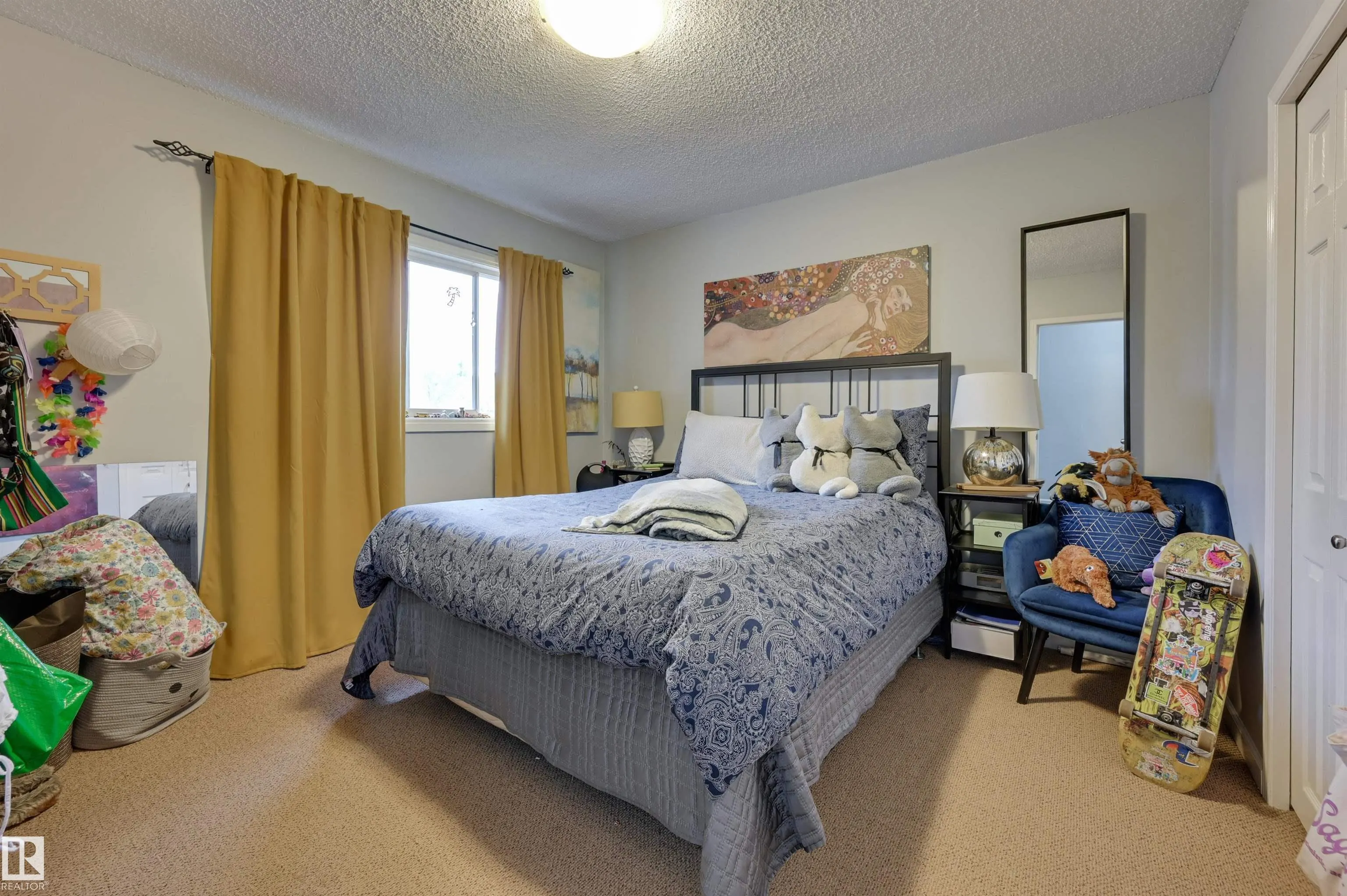 9404 9406 HOLYROOD Road