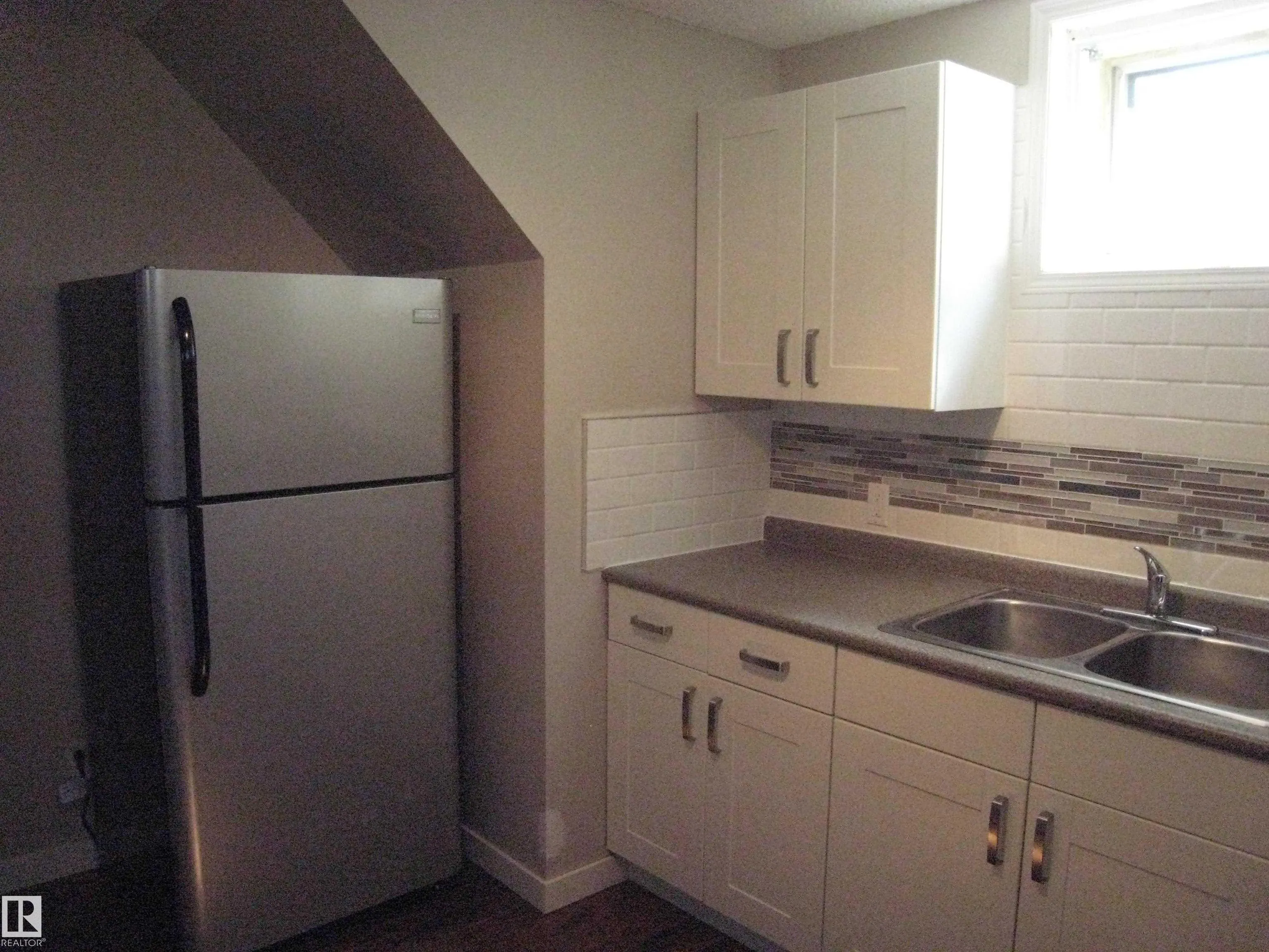 9404 9406 HOLYROOD Road