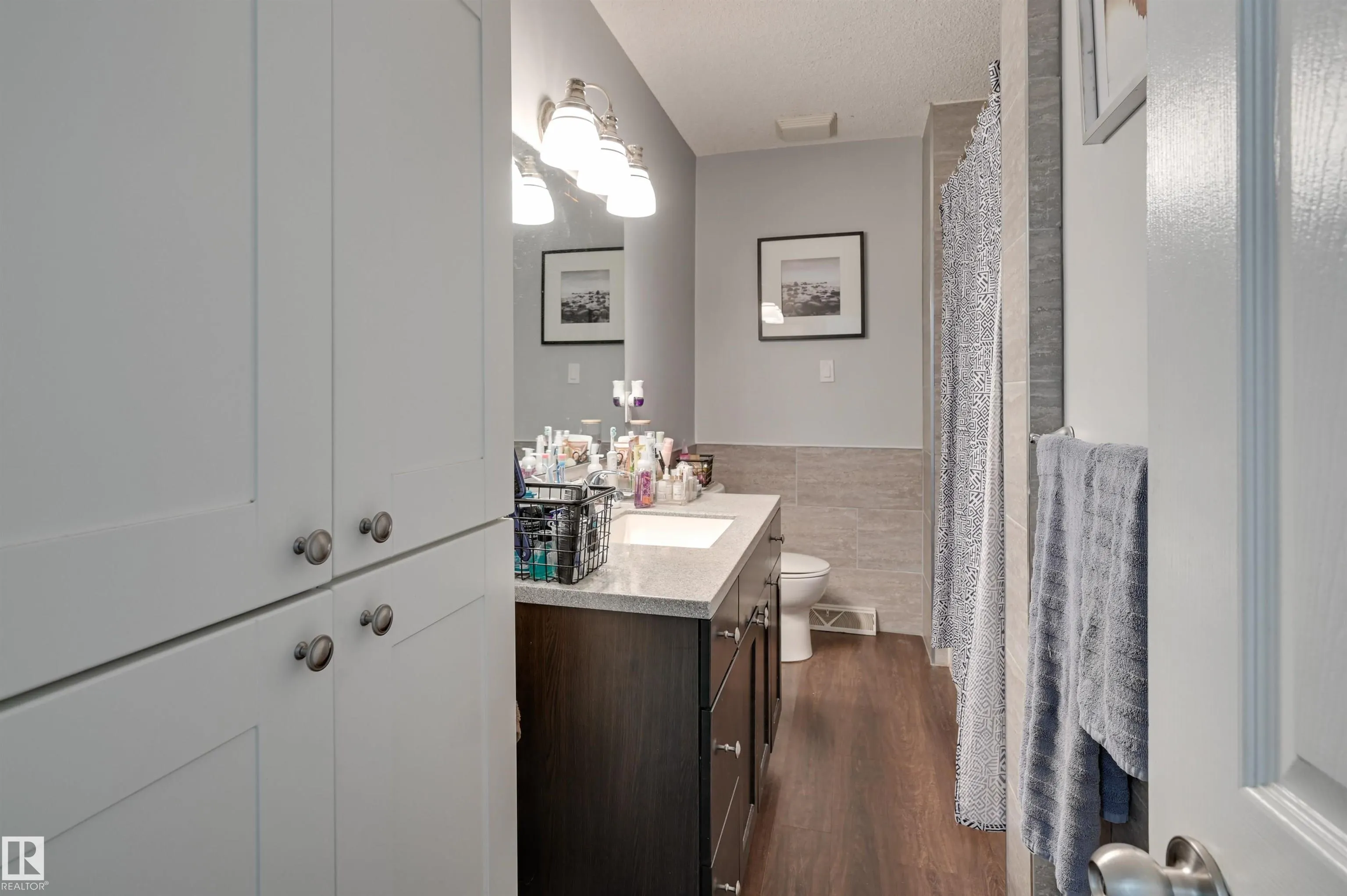 9404 9406 HOLYROOD Road