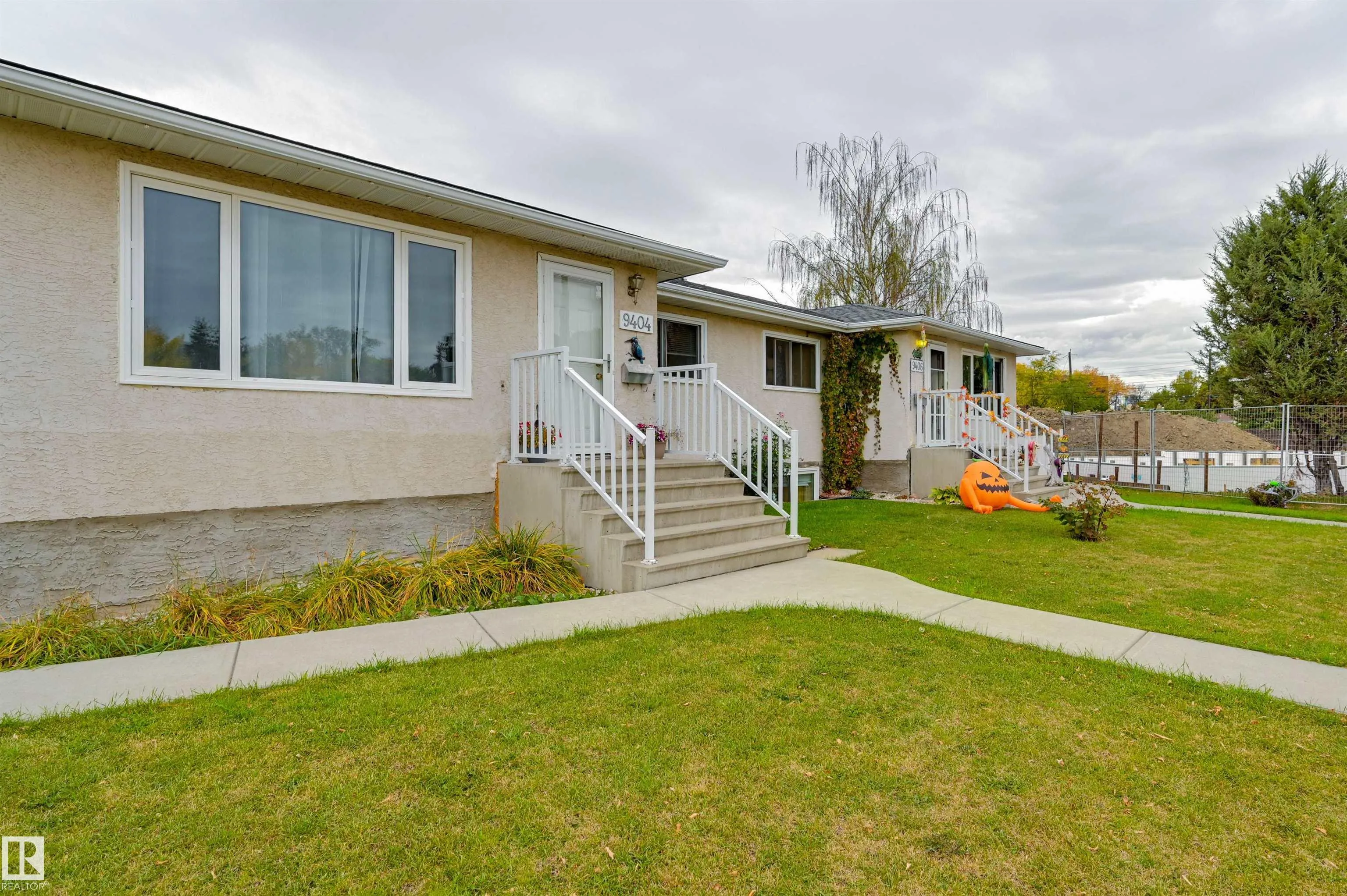 9404 9406 HOLYROOD Road