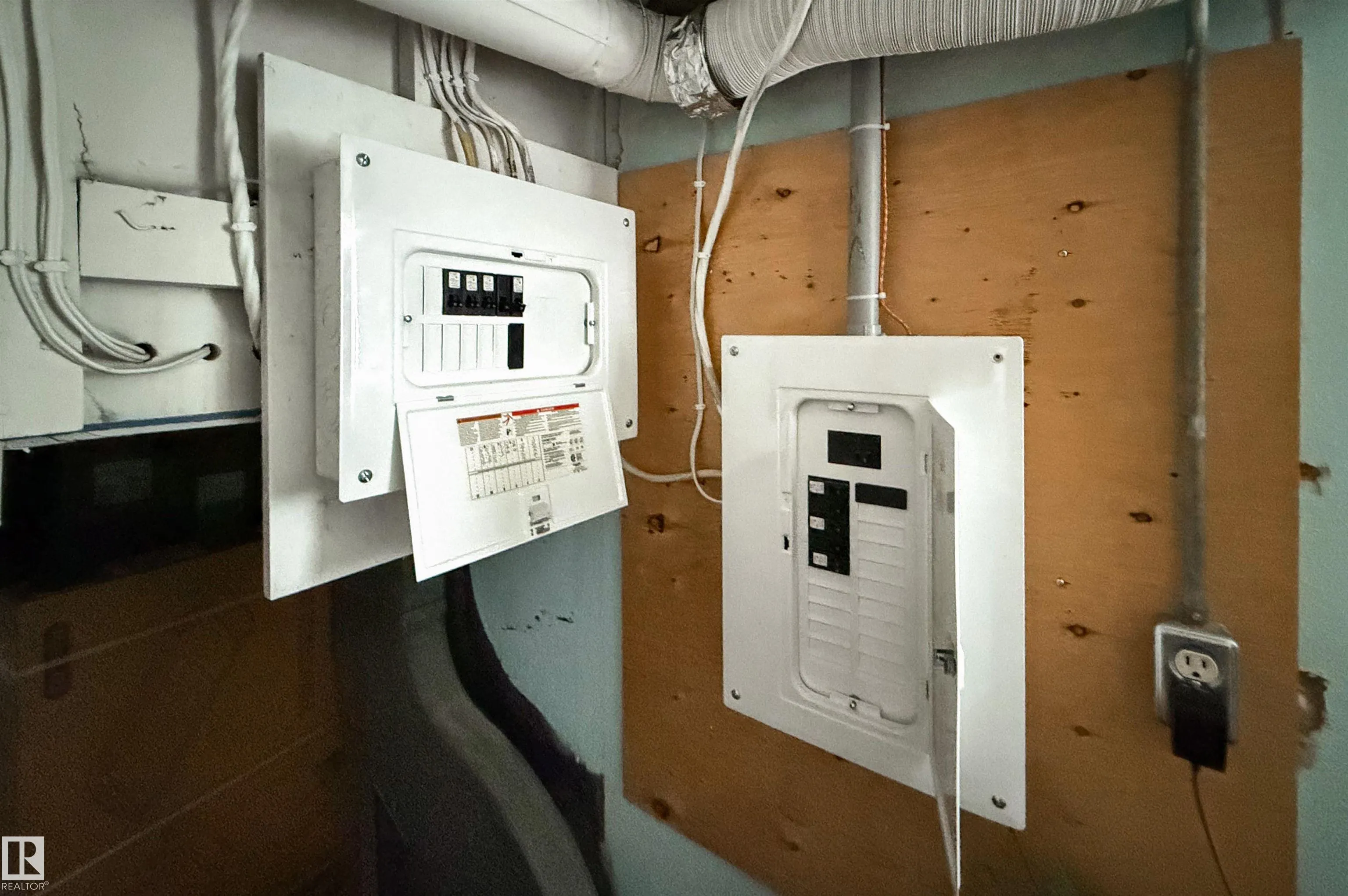 9404 9406 HOLYROOD Road