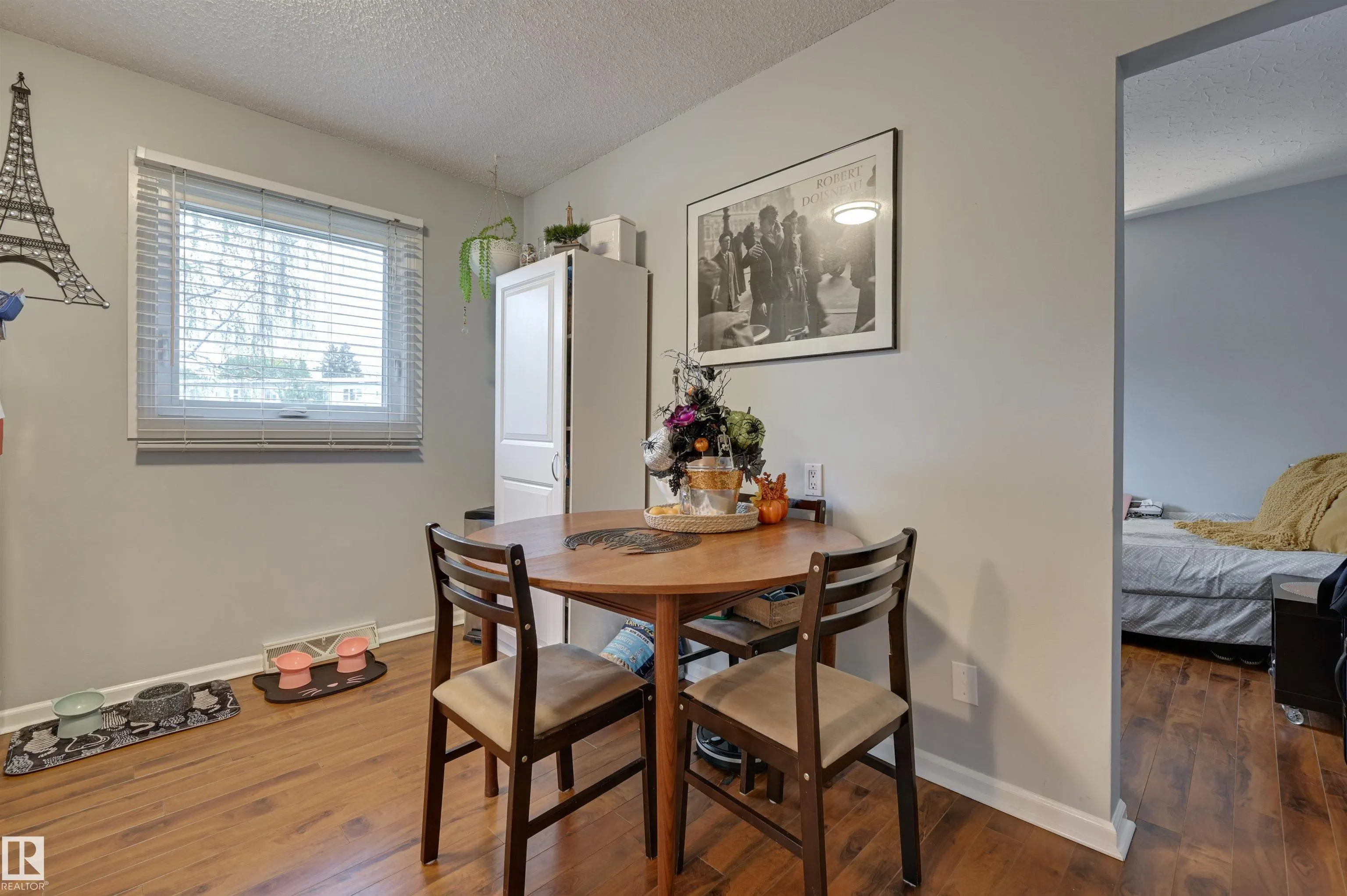 9404 9406 HOLYROOD Road