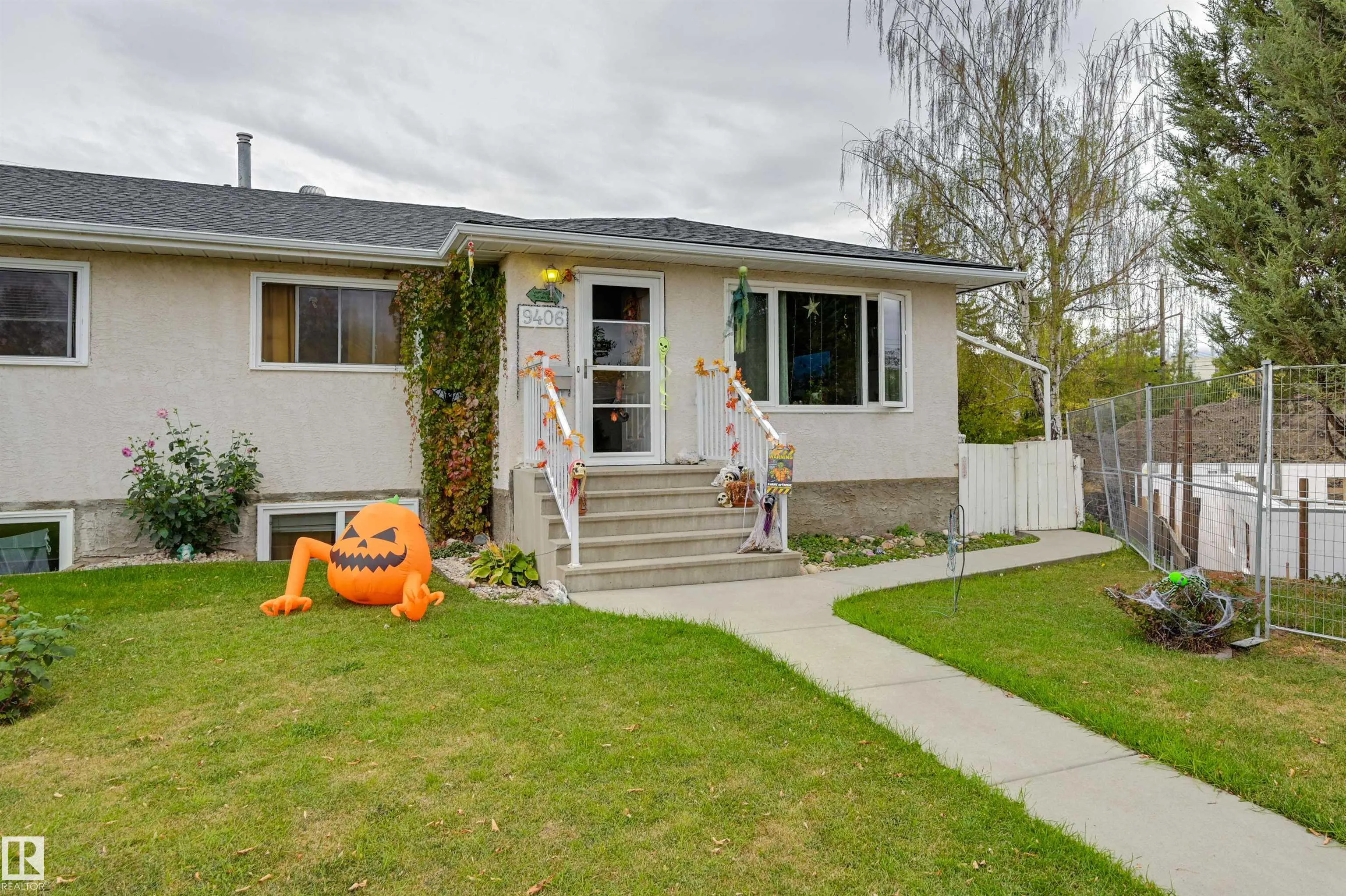 9404 9406 HOLYROOD Road