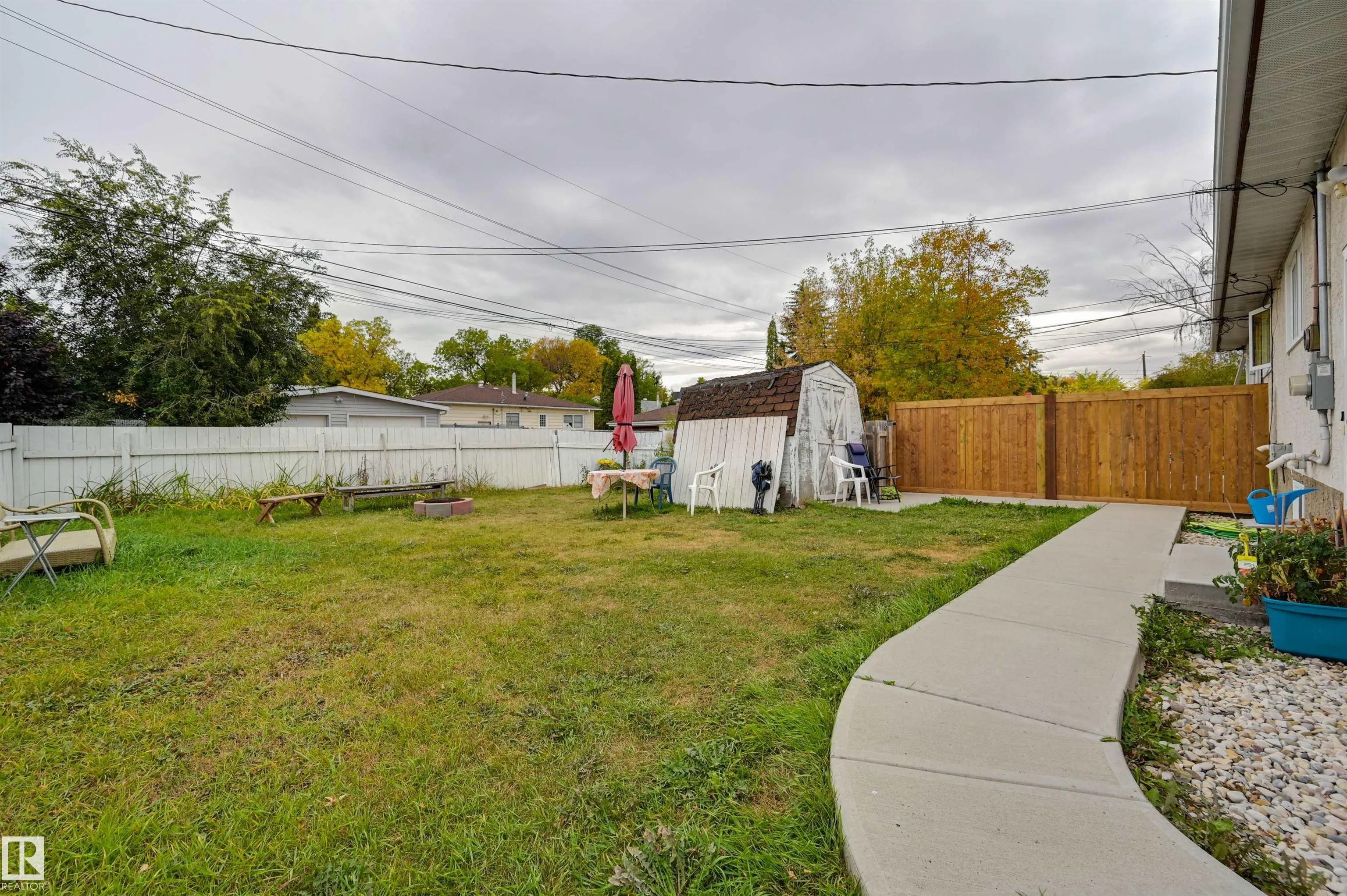 9404 9406 HOLYROOD Road