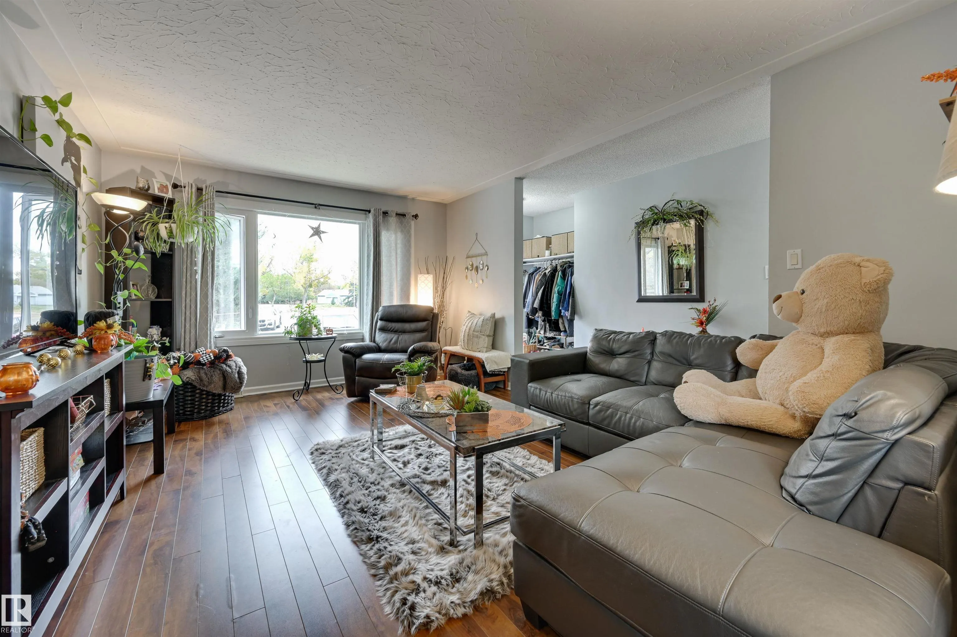 9404 9406 HOLYROOD Road