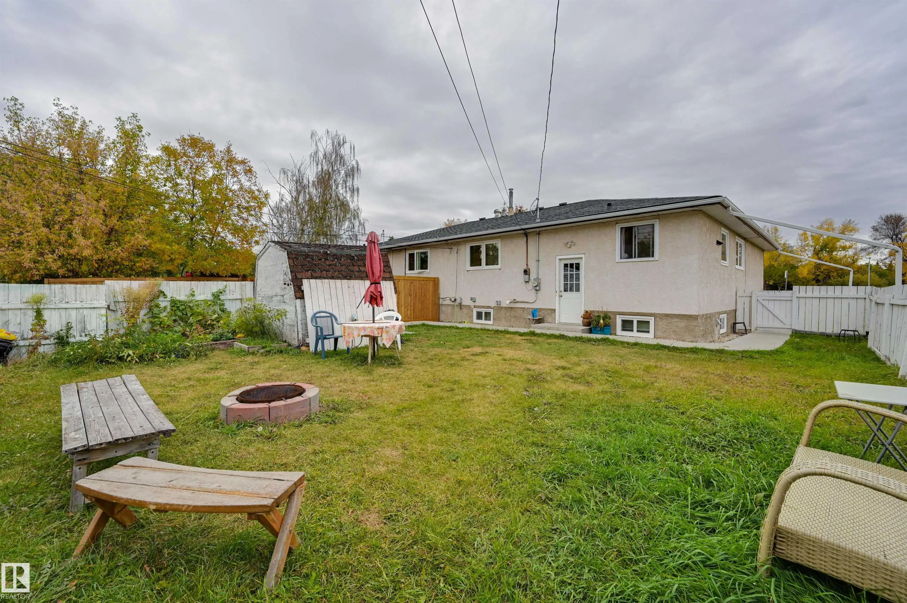 9404 9406 HOLYROOD Road