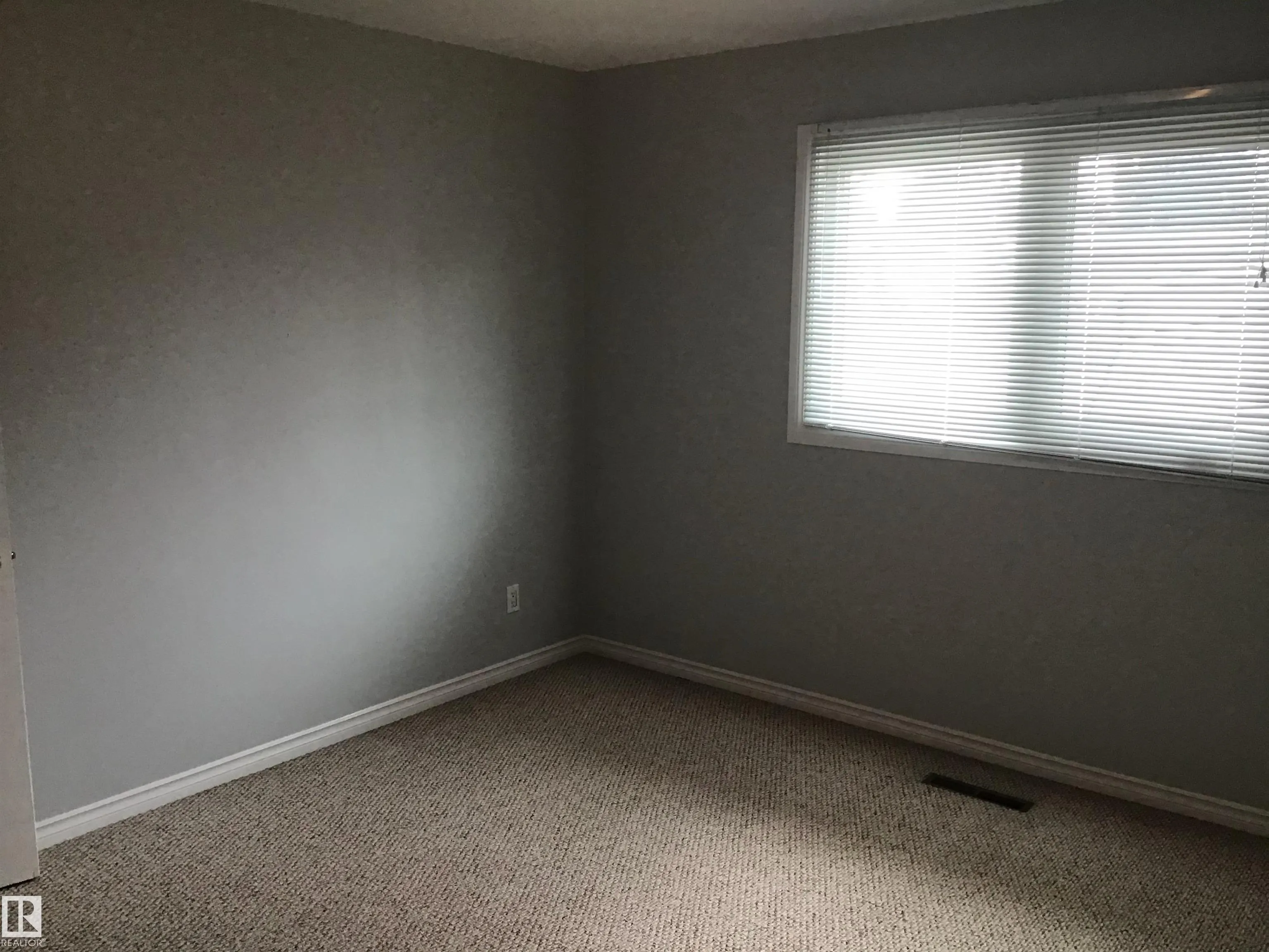 9404 9406 HOLYROOD Road