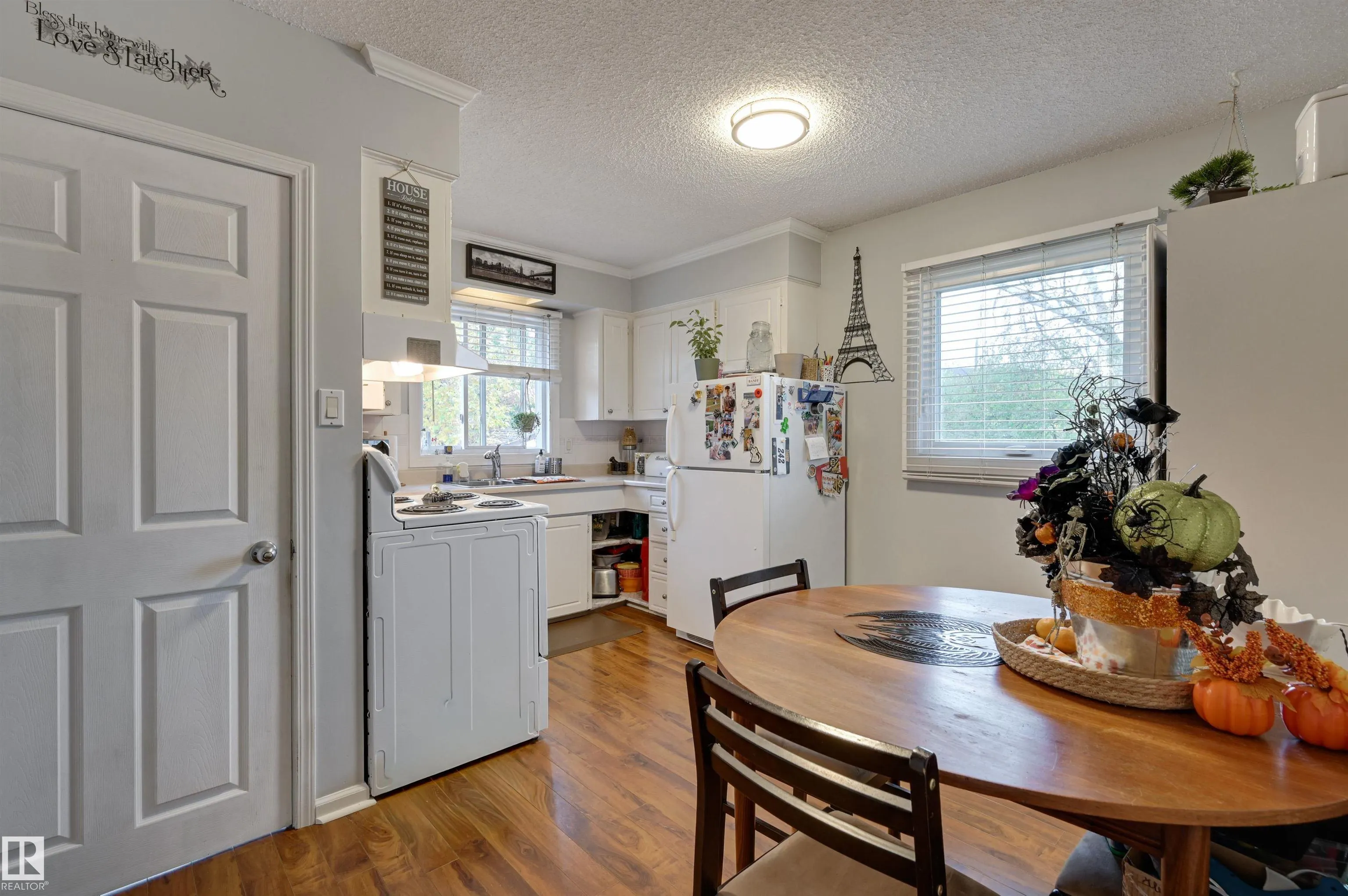 9404 9406 HOLYROOD Road