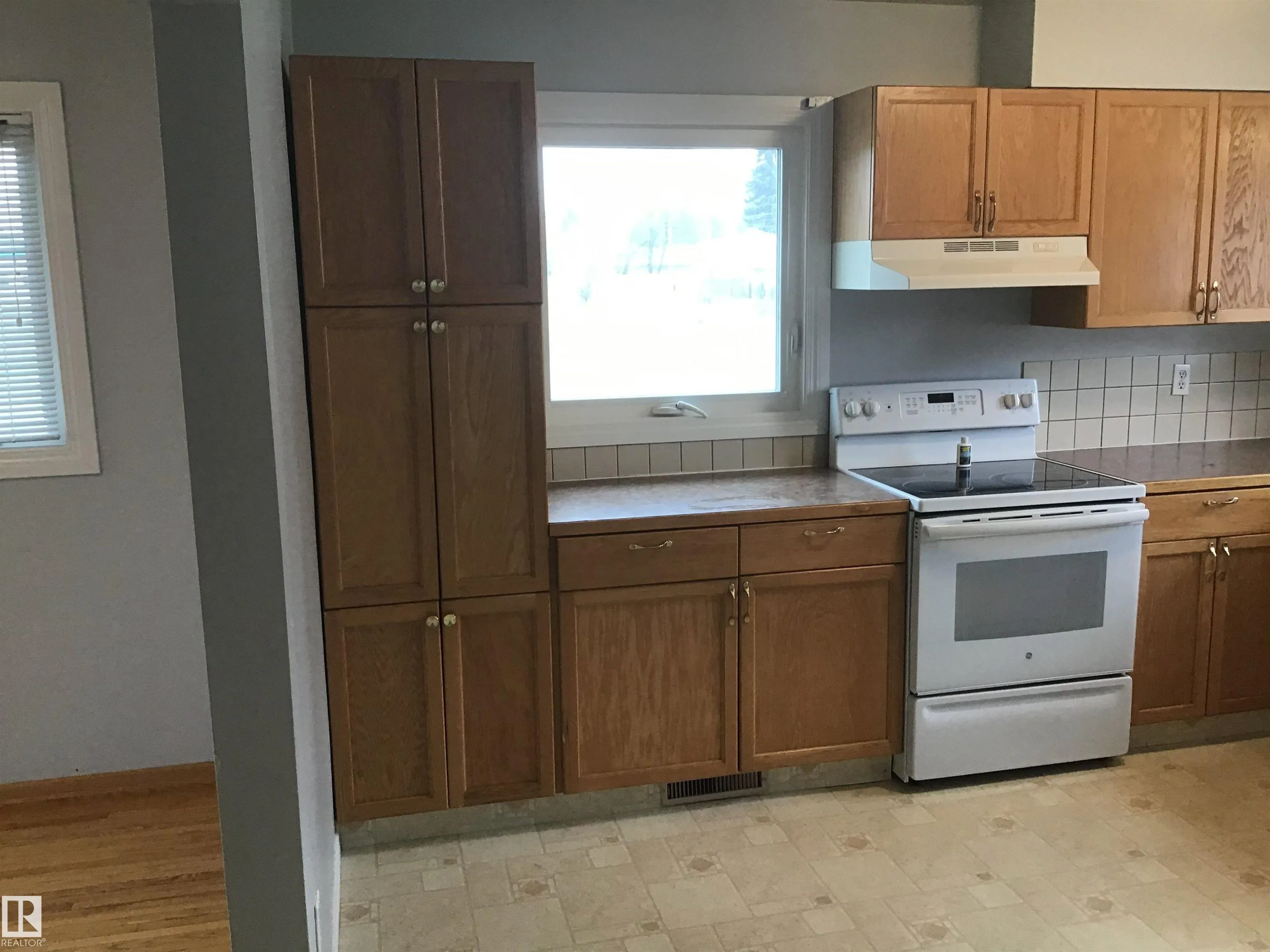 9404 9406 HOLYROOD Road