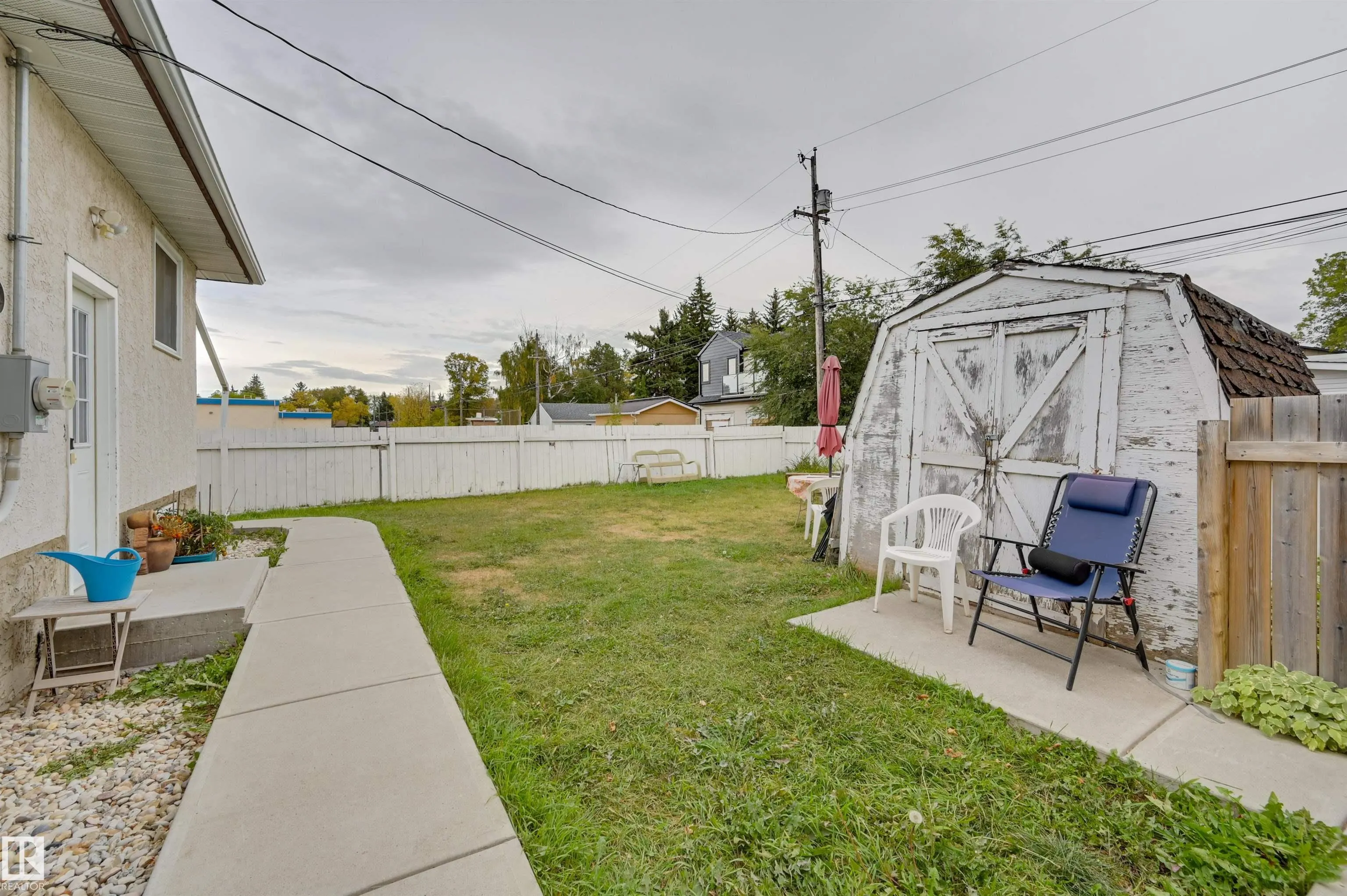 9404 9406 HOLYROOD Road