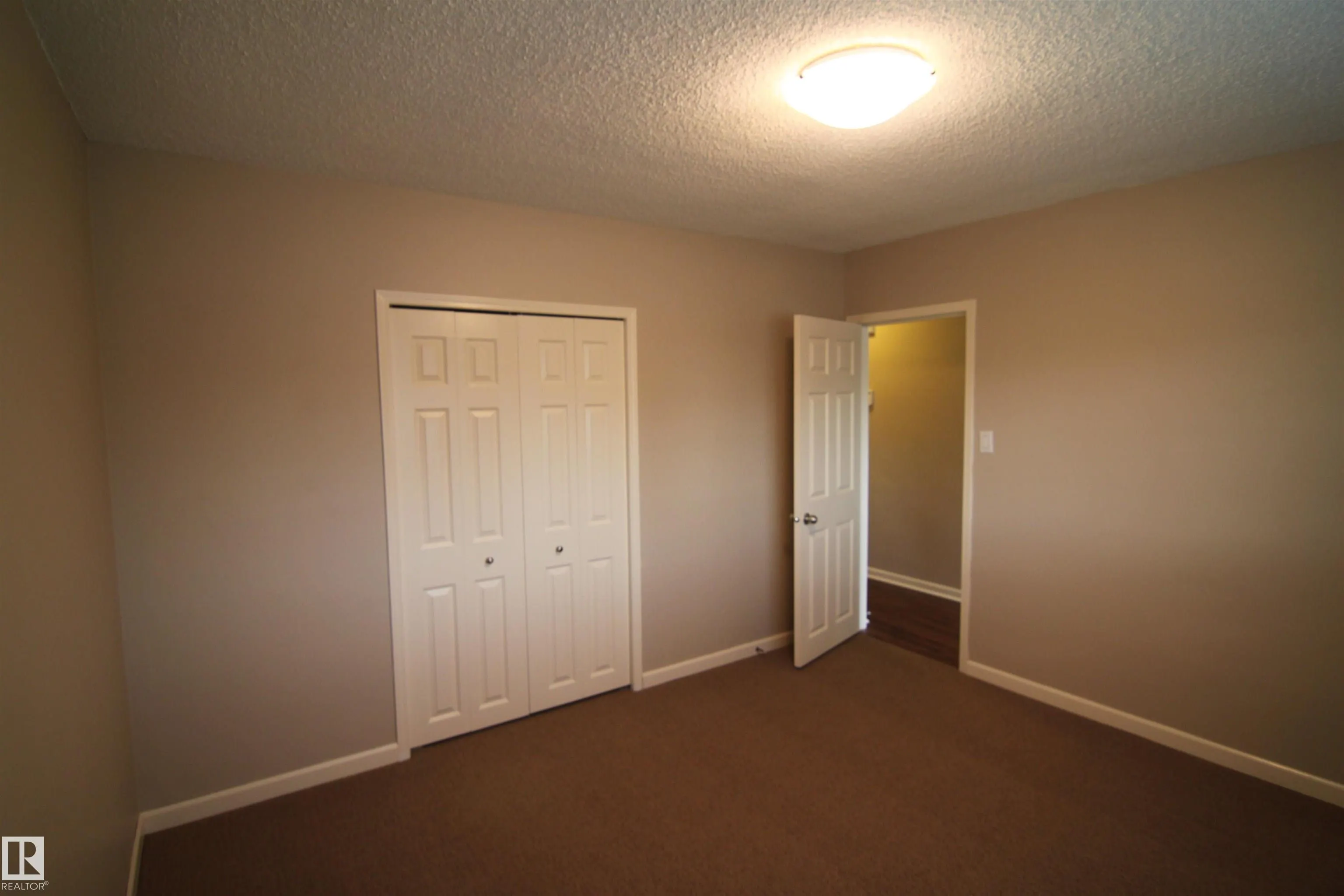 9404 9406 HOLYROOD Road