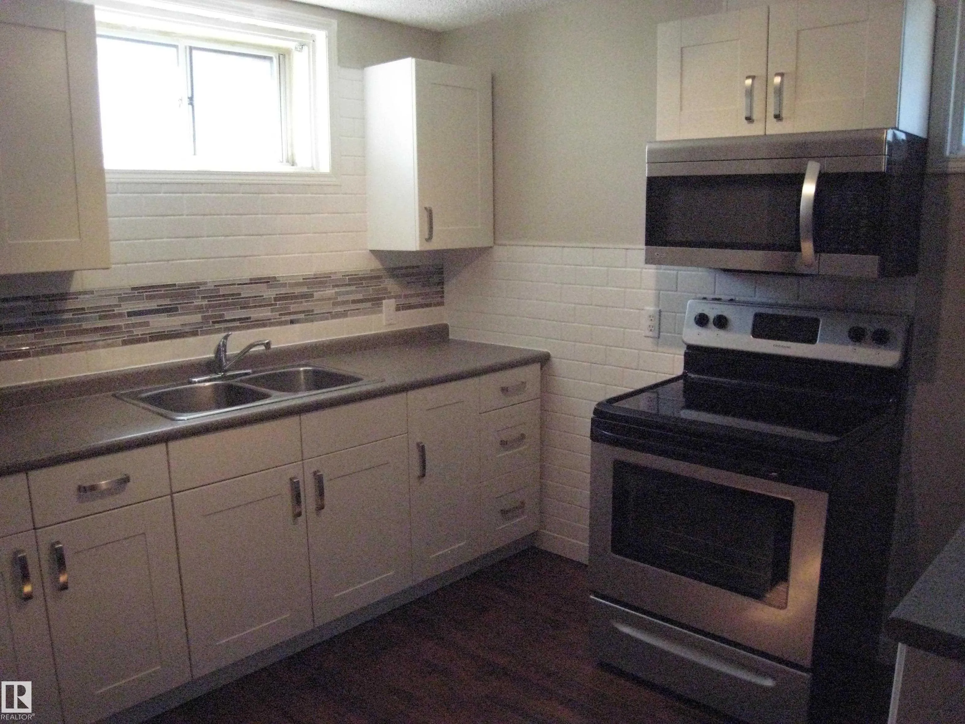 9404 9406 HOLYROOD Road