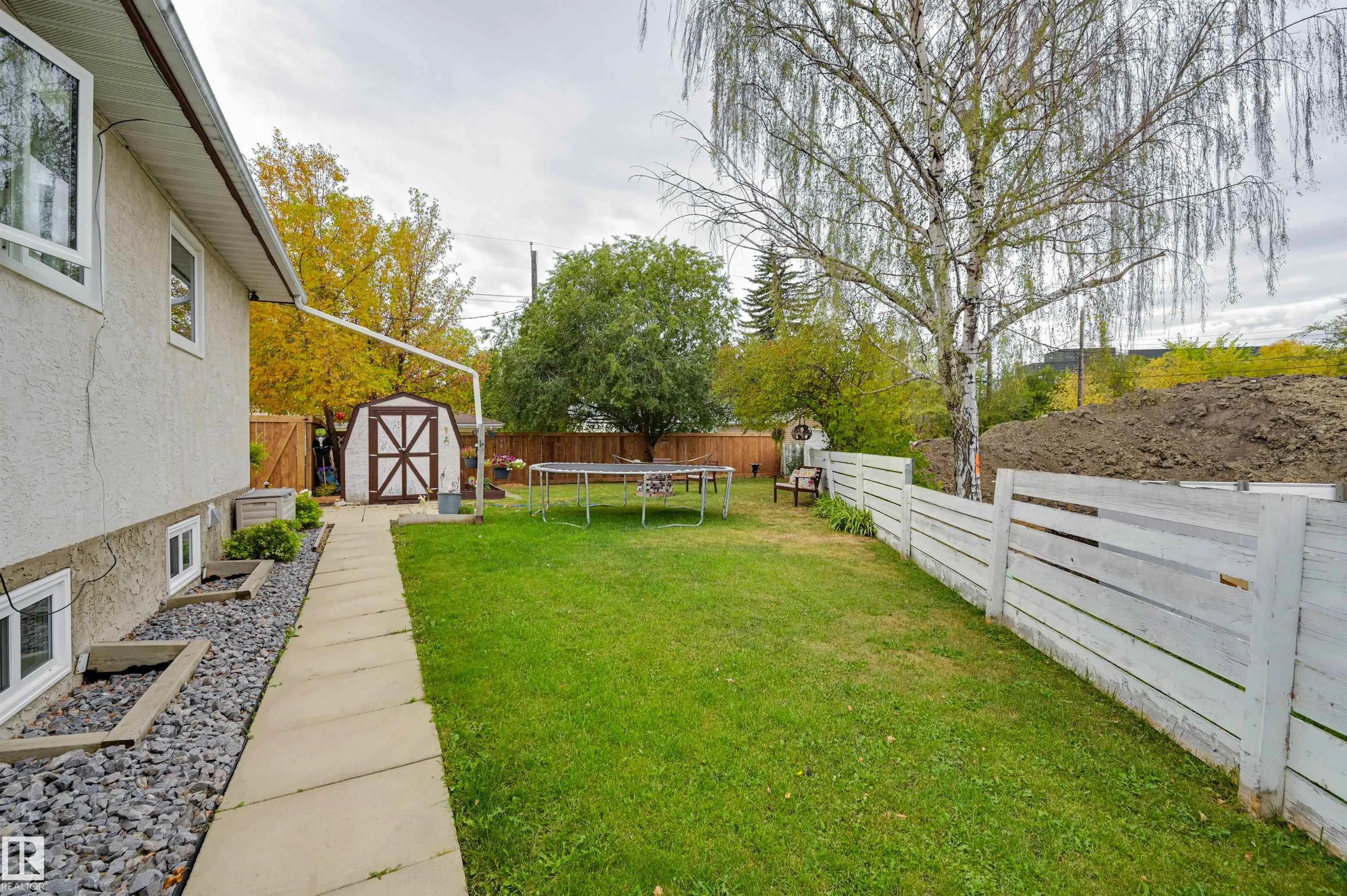 9404 9406 HOLYROOD Road