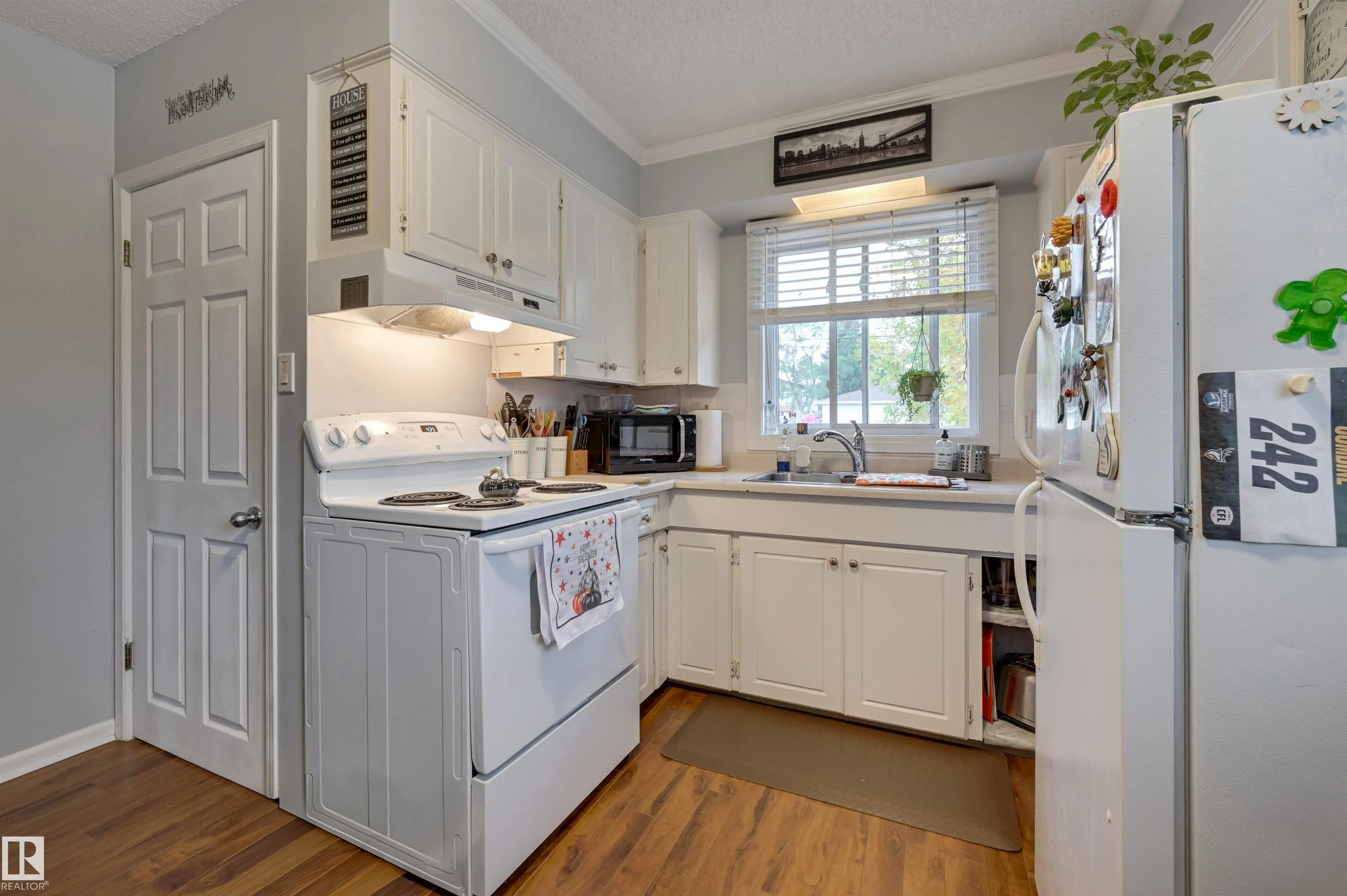 9404 9406 HOLYROOD Road