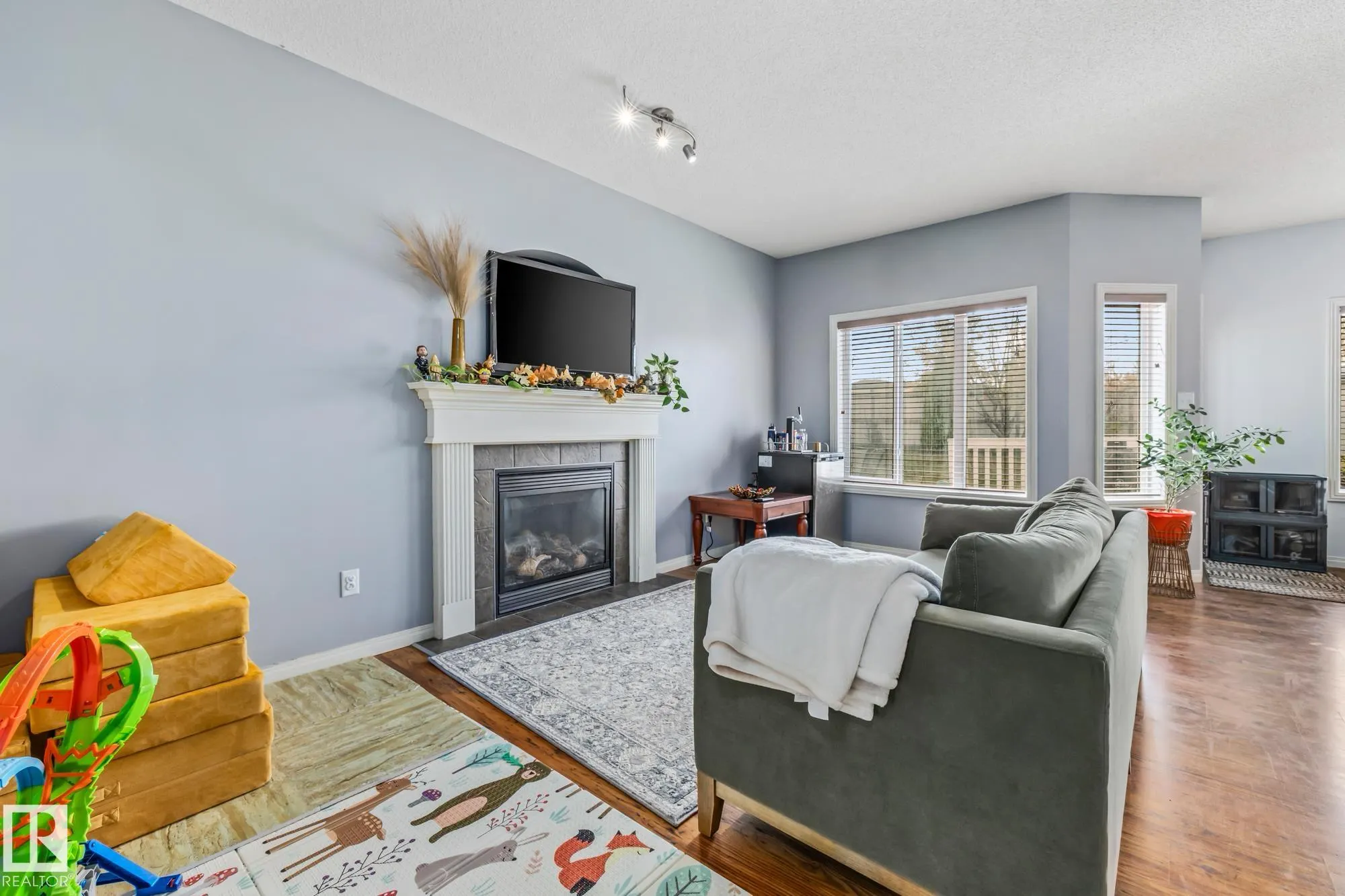 355 SUMMERTON Crescent