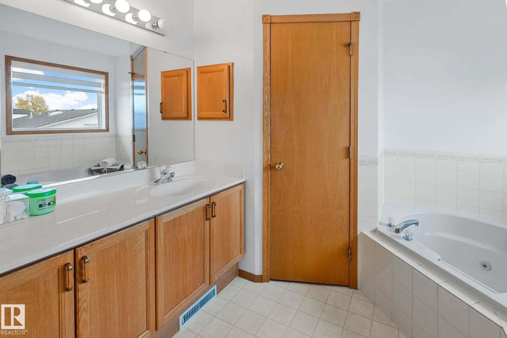 1238 Joyce Crescent